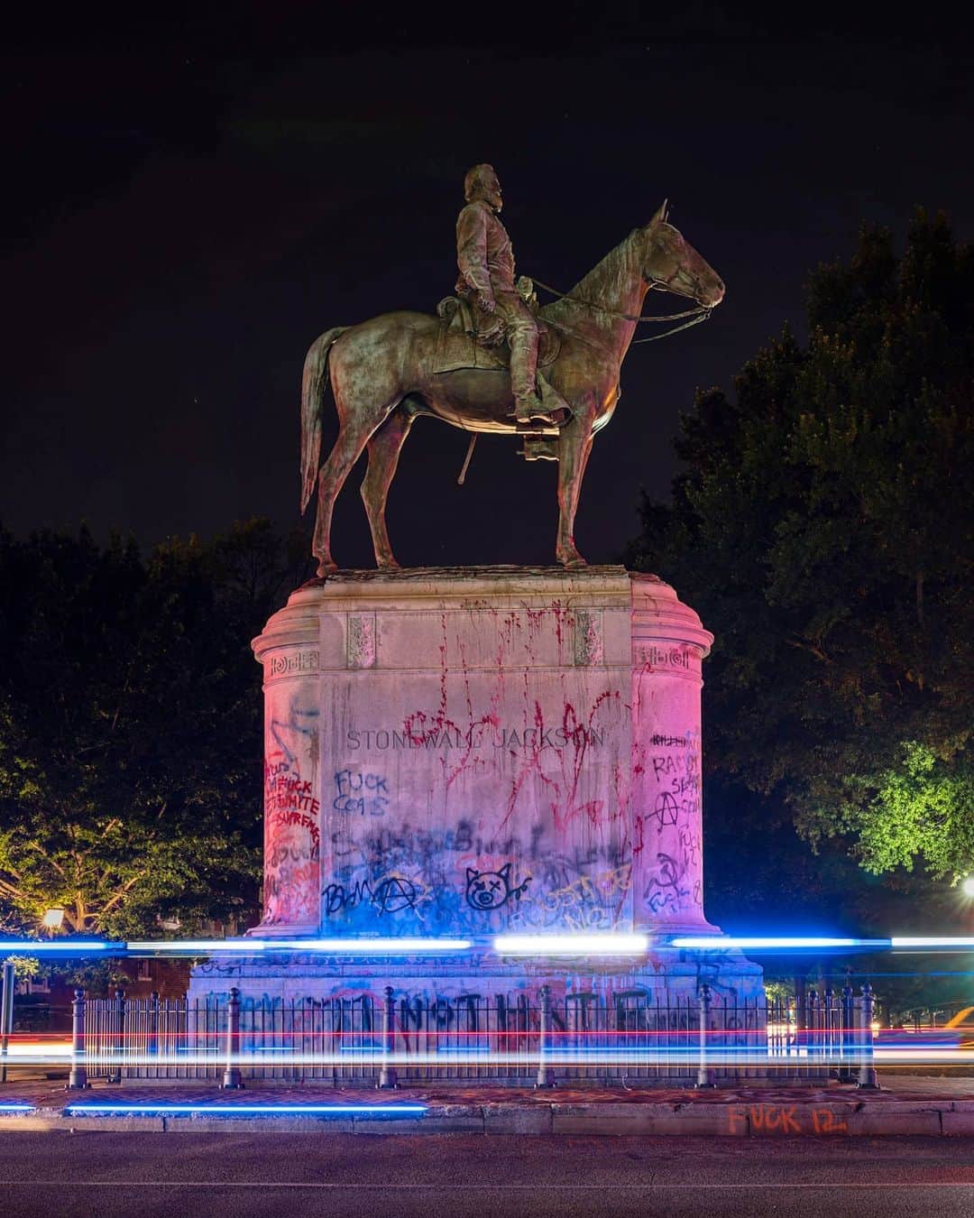 National Geographic Creativeさんのインスタグラム写真 - (National Geographic CreativeInstagram)「Photo by Kris Graves @themaniwasnt | I've been photographing monuments and memorials around Richmond, Virginia. Unveiled in 1919, this is an equestrian sculpture memorializing Virginian Confederate General Thomas Jonathan "Stonewall" Jackson. To view more of my work, please visit @kgpnyc & @themaniwasnt」6月22日 10時15分 - natgeointhefield
