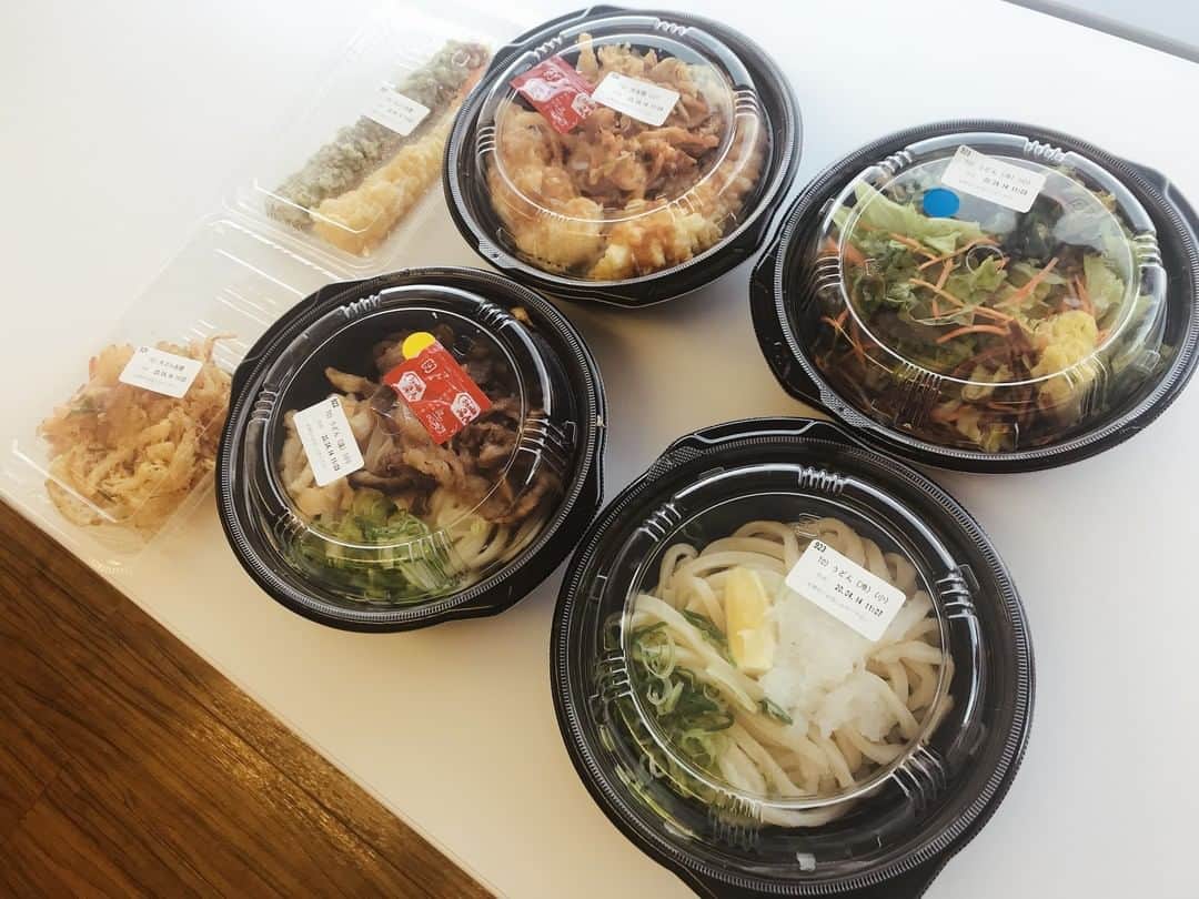 はなまるうどんのインスタグラム：「今日のランチに✨家族分✨の  #うどん や #天ぷら を #テイクアウト ➰( ﾟДﾟ)♬ #おうちではなまる をお楽しみくださいね(*ﾉωﾉ)✨✨ https://www.hanamaruudon.com/news/2020.html#news12 #はなまるうどん #おうちごはんを楽しもう」