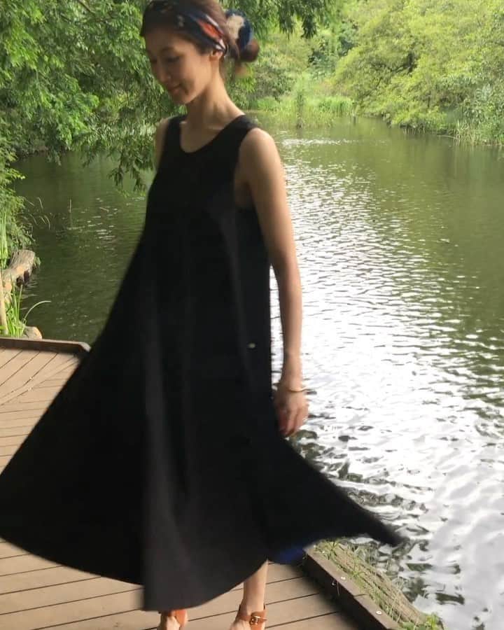 MIHOのインスタグラム：「【ラクチン可愛いワンピース】﻿ ﻿ 最近ヘビロテワンピースはマエノリさん@maenorichang  デザインの #rejoove  の新作﻿ ﻿ 2枚目のココ！→動くと目を引くのか裏側のロイヤルブルーだったり、後ろが長くなっているのもいいし、ツボたくさん！ ﻿ ﻿ テントワンピースって暑くなるとほんとラクチンで一枚でサマになるからお気に入りデス☺︎ ﻿ ﻿ なんでも裏が可愛いとムフムフする、笑﻿ ﻿ 他にも赤、ベージュ、ミント、カーキ、それぞれの裏もいい差し色！﻿ ﻿ check→ @_rejoove_ ﻿ ﻿ 【QVCで25日にオンエア】﻿ rejoove﻿ →9時/14時/21時﻿ ﻿ #rejoove ﻿ #qvc﻿ #model #モデル﻿ #前田典子﻿ #プロデュース﻿ #テントワンピース﻿ #ワンピース﻿ #ワンピースコーデ﻿ #ラクチン﻿ #かわいい﻿ #コットン100%﻿ #コーディネート﻿ #みほのお気に入り ﻿」