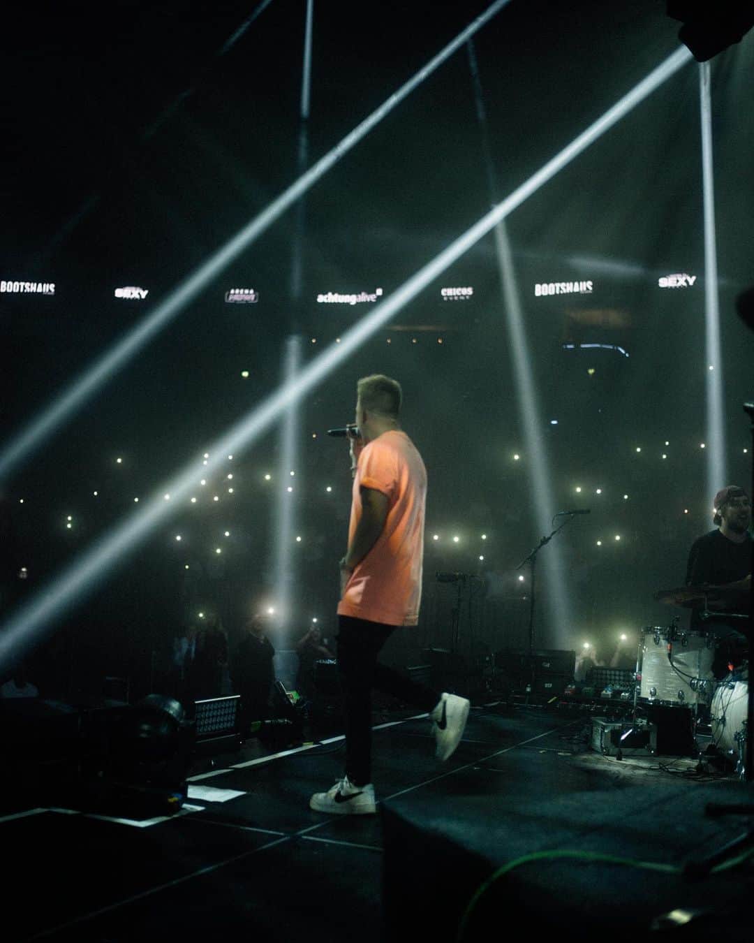 Kayefのインスタグラム：「KÖLN 2/2 🔥 Danke nochmal an @wincentweiss und das ganze Team für die Möglichkeit bei so einem geilen Event und vor so einem fantastischen Publikum zu spielen ❤️ Ich freue mich auf meine Tour im Winter! Kommt vorbei 🙌🏻 #kayef #wincentweiss #lanxessarena #arenanow」