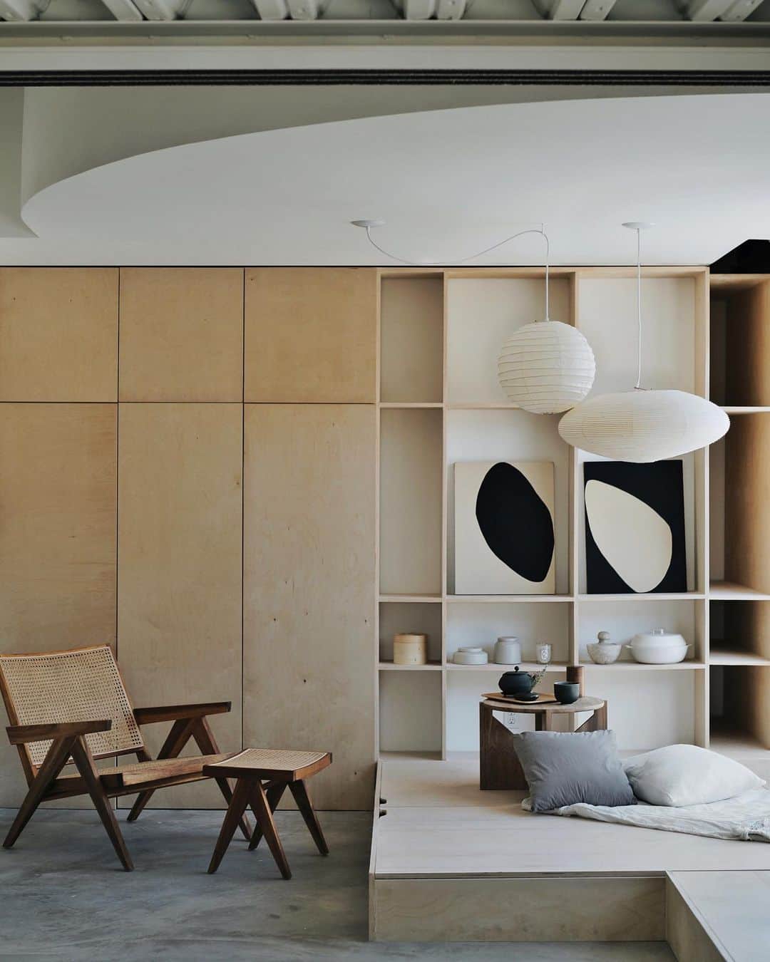 NATALIE LIAOさんのインスタグラム写真 - (NATALIE LIAOInstagram)「I am so blessed to be surrounded by some amazing female founders whom I get to call my friends. One of them is my best friend @amandagnwn and she heads her architectural design firm @owiudesign. Here is a peek of one of their finished projects - a loft in the Arts District, Los Angeles - that they completely gutted and redesigned.  They styled the interior with two of my paintings here. This little nook is a tea room that also doubles as a guest room space. I love simple but multi-functional design. Also, feeling so honored to be placed amongst #IsamuNoguchi Akari lights 😍 #OWIUdesign #FongMinLiao」6月22日 5時24分 - fongminliao