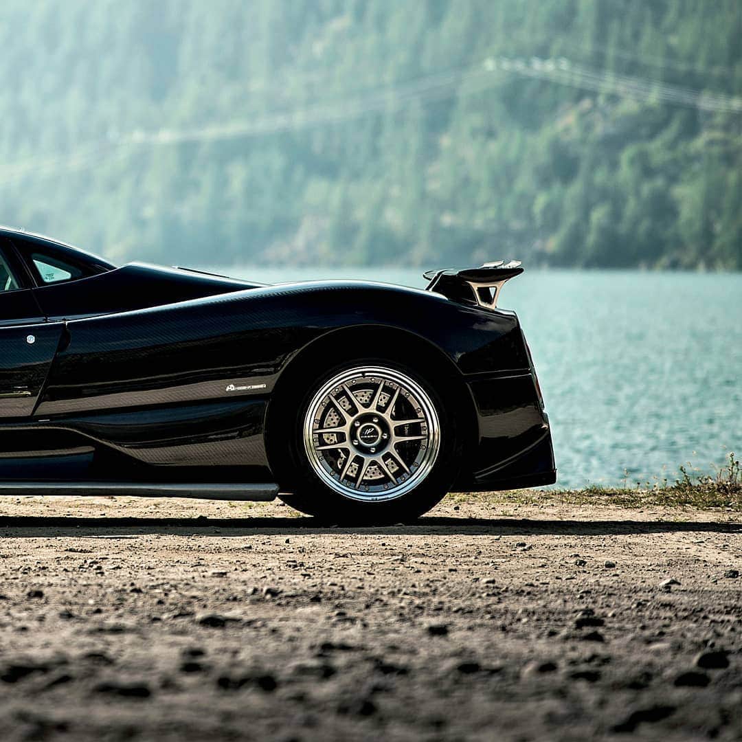 パガーニ・アウトモビリのインスタグラム：「Beautiful shot of the Zonda S at the lake.  #hittheroadagain  #pagani #zonda #zondas  @rizzolilibri Pic by @mikael_masoero」