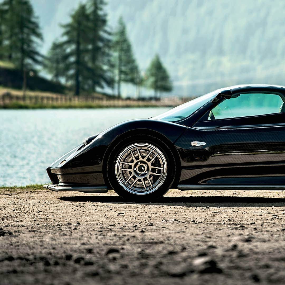 パガーニ・アウトモビリのインスタグラム：「Beautiful shot of the Zonda S at the lake.  #hittheroadagain  #pagani #zonda #zondas  @rizzolilibri  Pic by @mikael_masoero」