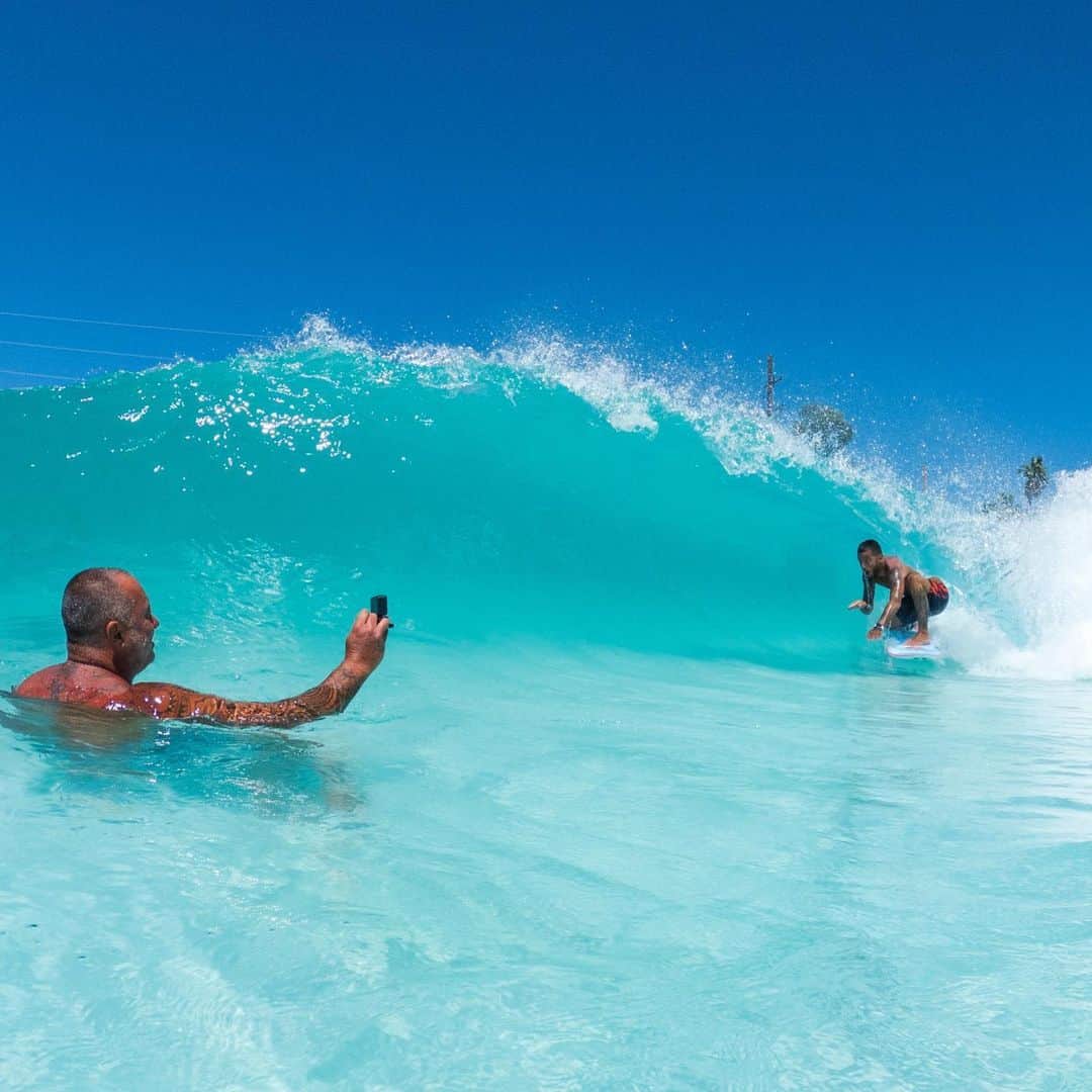Robbie Crawfordさんのインスタグラム写真 - (Robbie CrawfordInstagram)「Father and son moment as @ricardinhotoledo gets the #GoPro shot of @filipetoledo at @thepalmspringssurfclub ... Happy Fathers Day to all you good papas out there 👊🏼 #fathersday #GoProHero8」6月22日 5時32分 - robbiecrawford