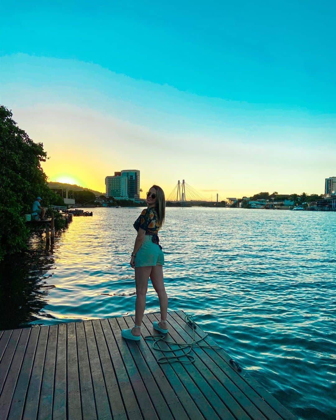 ナターリア・ガウジオのインスタグラム：「Fim de tarde abençoado... 🙏🏻✨🥰🌅🍃🌊☀️❤️ #blessed #peace #sunday #sunset #vix #inlove #landscape #paradise #thanksgod」