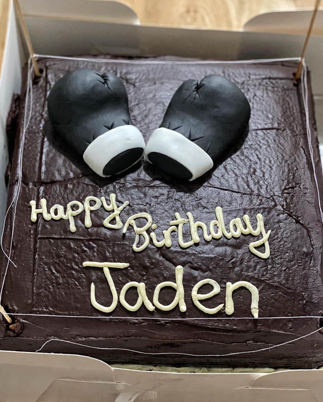 Ulissesworldさんのインスタグラム写真 - (UlissesworldInstagram)「HAPPY BIRTHDAY JADEN! 🎉❤️ As you celebrate your special day, I celebrate with you! Love you Kiddo 😍🖤💪🏾 _ Cake by @mycakeplease 😋👌🏾 _ #hbd #jaden_ulisses #Ulissesworld #fatherhood #fatherandson #fathersday」6月22日 5時48分 - ulissesworld