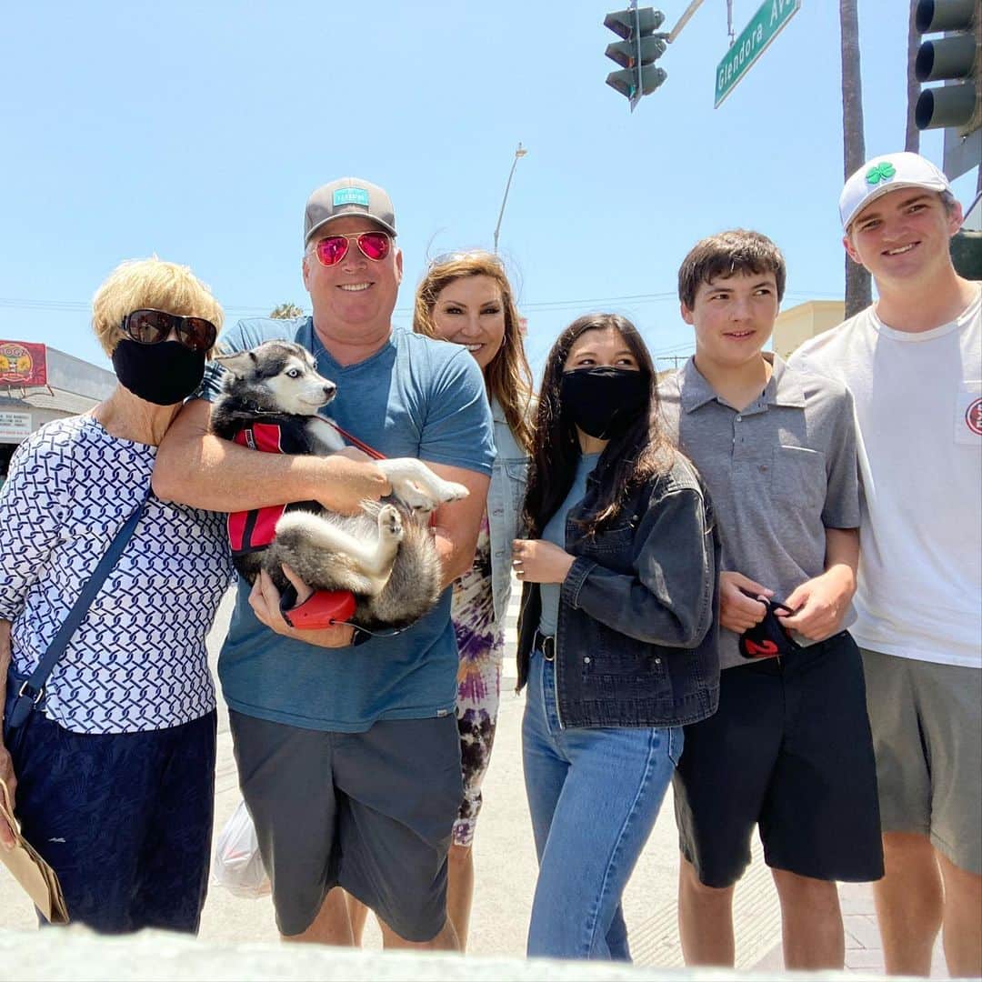 ヘザー・マクドナルドのインスタグラム：「Celebrating #fathersday in #Sealbeach with Peter’s mom and our kids. #happyfathersday」