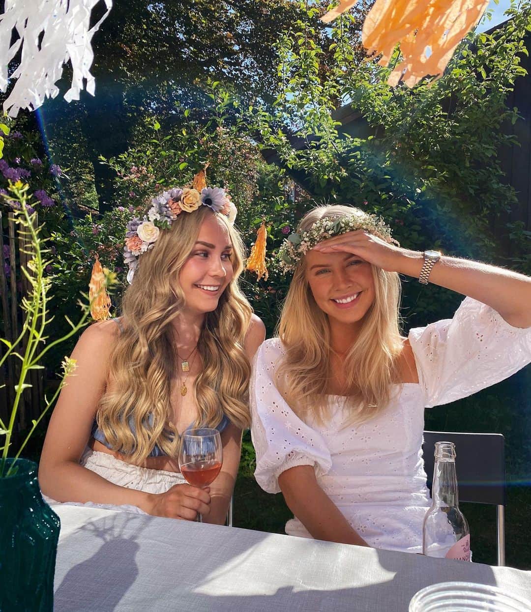 Aurora Mohn Stuedahlのインスタグラム：「Stemme for ny tradisjon fordi det her va så koslig 🤍 #midsommar」