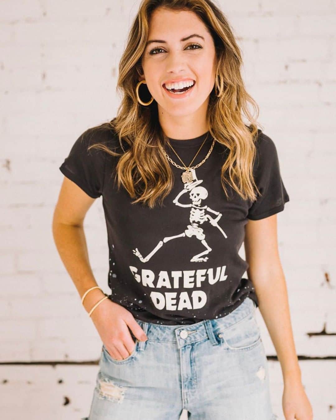 チェイサーのインスタグラム：「Band tees on repeat🖤😍 @shoptherapyboutique #chaserbrand #gratefuldead #bandtee #deadhead #graphictee #graphictshirt #bandtshirt」