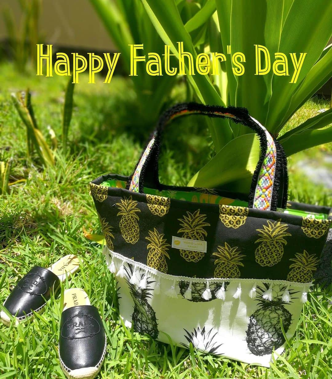 Moco Lima Hawaiiさんのインスタグラム写真 - (Moco Lima HawaiiInstagram)「Gold Pineapple Tote L-size, Made by Moco  ステキな1日を♡  #fathersday#sunday#picnicday#nice#weather#summer#sunshine#happy#hawaii#luckywelivehawaii#pineapple#gold#black#bag#handmade#mocolima#designer#waikiki#prada#shoes#ハワイ好き#ハワイ好きと繋がりたい#ハワイロス#ハワイ旅行#父の日#日曜日」6月22日 6時37分 - mocolimahawaii