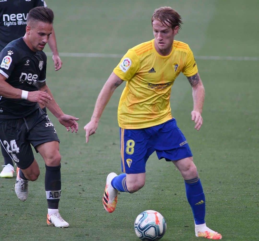 アレハンドロ・フェルナンデス・イグレシアスのインスタグラム：「Seguimos sumando, y seguimos líderes. Equipazo tenemos. ¡ Ese Cádiz oé ! 💛💙 #ÁnimoLuismi #AF8 #Mehandichoqueelamarillo」