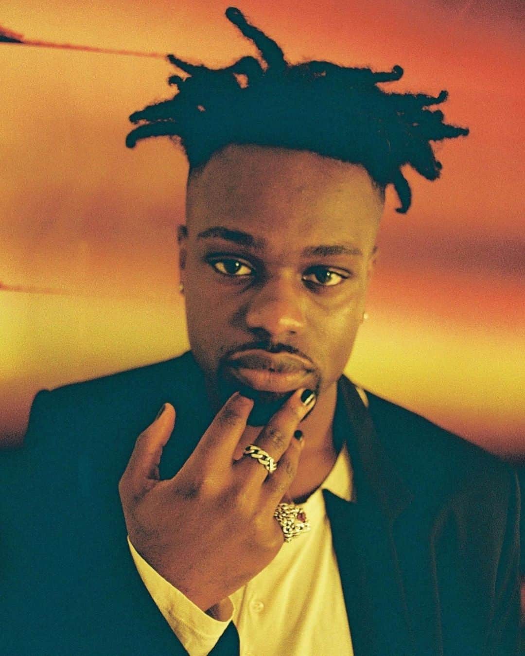 Smashboxのインスタグラム：「@campbelladdy, the​ #SmashboxSpotlight is on you 🔦 "Being a Black artist who is also queer has been difficult but liberating. I have been able to find my chosen family, as well as a group of people that have allowed me to explore what it really means to be human."​ 📸: @liam.hart」