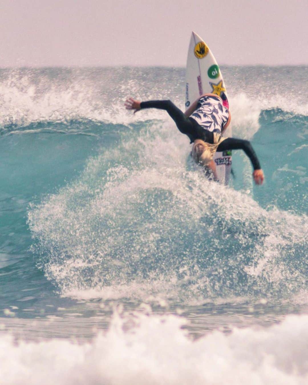 のインスタグラム：「Been training these last few days with @rosswilliamshawaii feeling so good to be back training and almost to 100% after my partial MCL tear during quarantine. Stoked✨ thank you for the photos :) @doitdiggs // sentindo muito bem dentro da água depois da minha lesão durante quarentena. Estou quase 100% e estou super feliz por estar treinando com meu novo técnico @rosswilliamshawaii 🙏🏻☺️ vamo que vamo!」