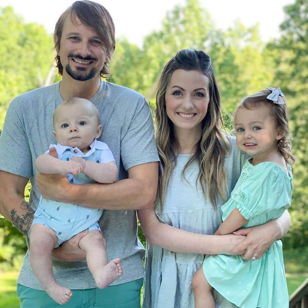 カーリー・ワデルさんのインスタグラム写真 - (カーリー・ワデルInstagram)「Happy Fathers Day to this guy! Thanks for impregnating me with these two kids. (Just don’t do it again) They love you! You are da best 😘 @theebass」6月22日 7時01分 - carlywad