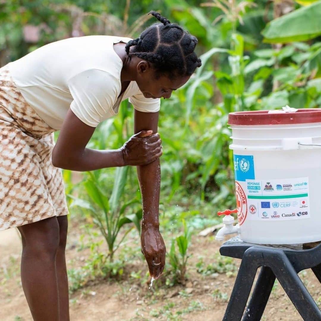 unicefさんのインスタグラム写真 - (unicefInstagram)「In Haiti, handwashing equipment isn’t easy to find - Raymone, mother of three, searched everywhere for a tap bucket to protect the family from #COVID19. UNICEF and partners are working to improve access to hygiene equipment, so that every community can stay safe. © UNICEF Haiti/2020/Edler」6月22日 7時13分 - unicef