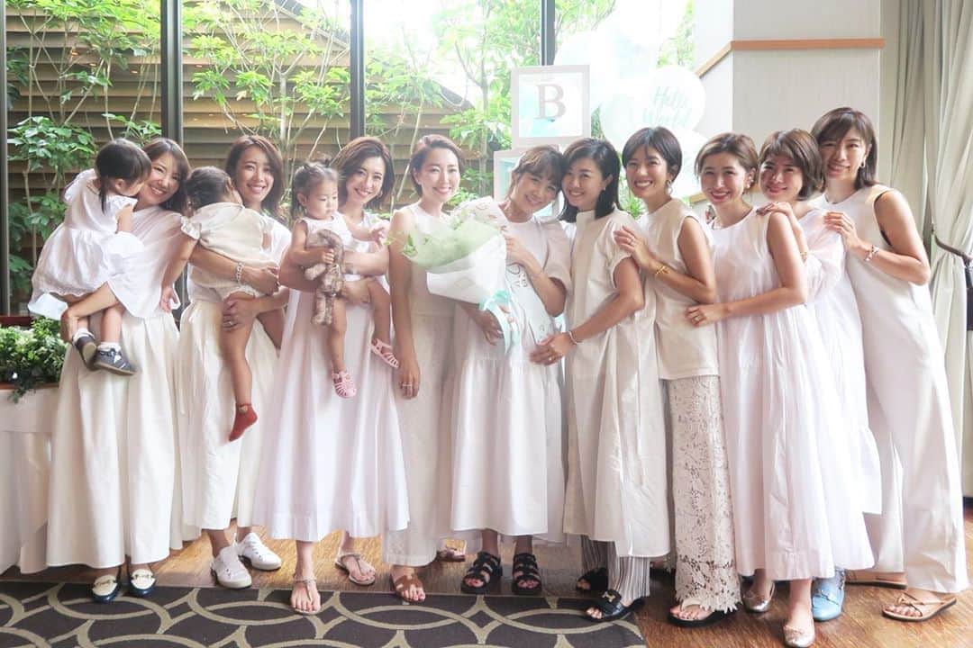 Mai Wakimizuのインスタグラム：「昨日のbabyshower、真加にお迎えに来てもらい(1人は緊張するからとお迎えを強要。笑)、ドキドキしながら会場に着くと全身ホワイトコーデで揃った可愛い皆がお出迎え＼(^o^)／殆どのメンバーが3ヶ月以上ぶりで、子供達の急激な成長にもびっくりでした♡ 今回babyshowerをするにあたって、こんな時だからと人数や場所に凄く気を使ってくれた皆。日々の状況を常に確認しながら、不安だったら遠慮なく言ってね！ととても親身に考えてくれていました。私からすると皆にやっと会える！という喜びでいっぱいで、大袈裟かもしれないけど私の為にここまで準備してくれてたことが本当に嬉しくて（；＿；）なによりいつもお祝いする側なので、いざ自分が主役ってなるととても恥ずかしかった。笑 面白い裏エピソードを聞きながら、皆の愛情いっーぱい感じ幸せに満ち溢れたbabyshowerでした♡今日も引き続き余韻に浸ります♡ @urako0618  @masacoshonaka  @ayuohashi  @shoko.akazawa  @mitsuko0315_threem  @shinkalinkable  @yuiram  @a.y_e_1219  @yuriko0205  #babyshower#babyboy#マタニティ#マタニティライフ#妊娠9ヶ月#orientalhotel#神戸」