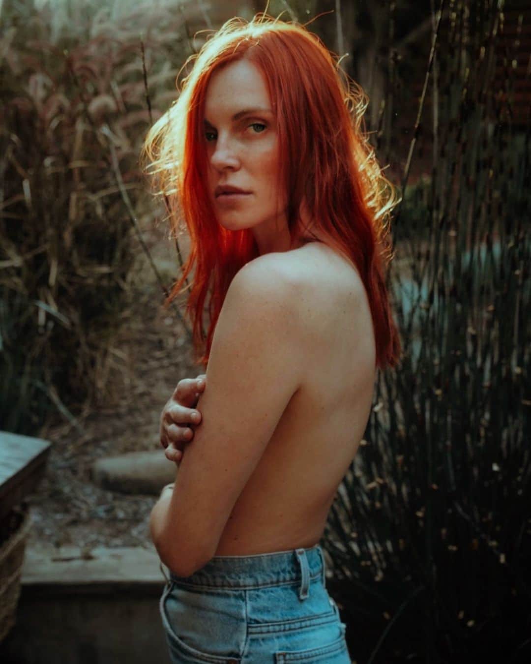 フィービー・ダールのインスタグラム：「Elf: A mythological creature that lives in the forrest, is magical, and a little mischievous. Sounds about right 🍄 What’s your soul animal and how do you connect with nature?」