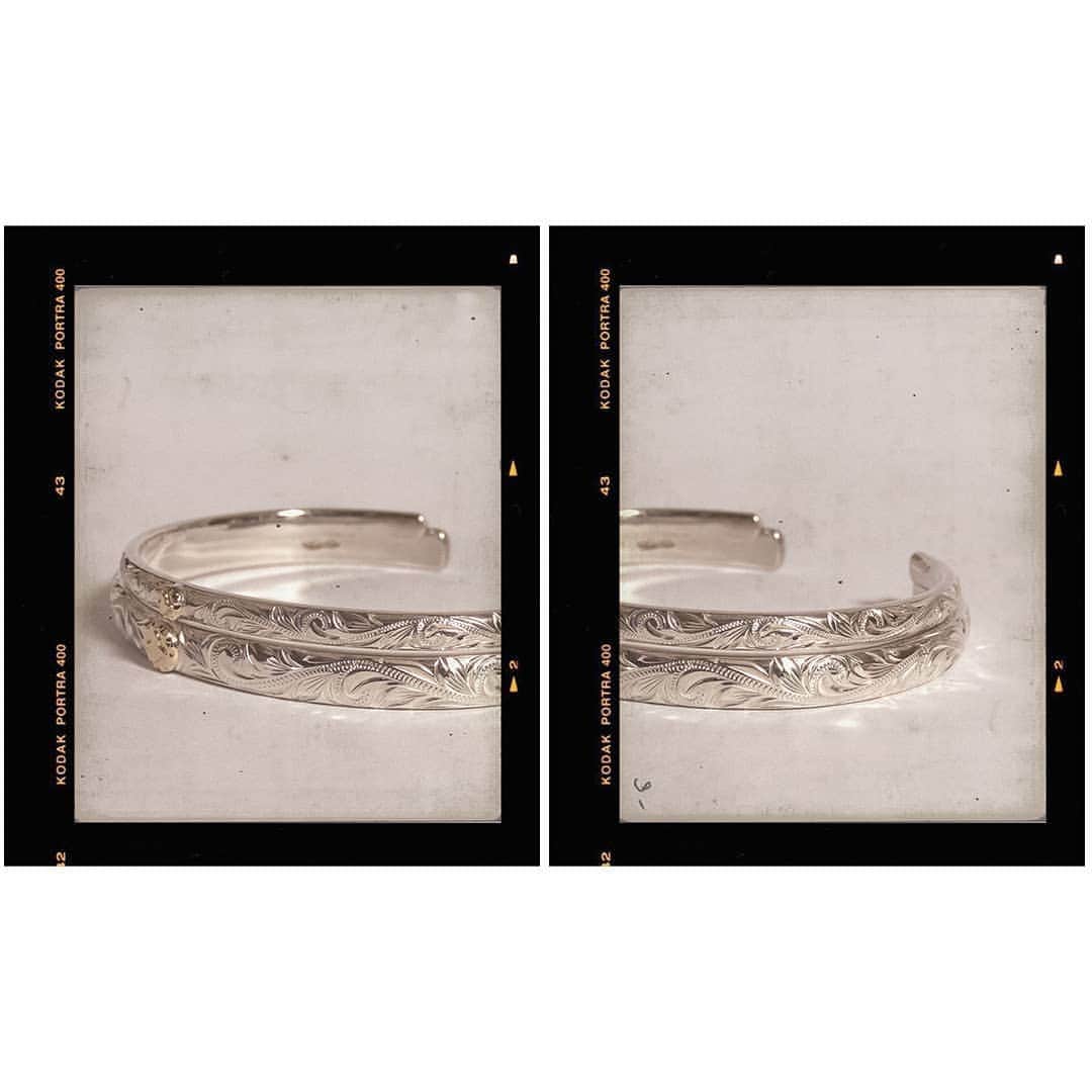 Maxi Hawaiian Jewelryさんのインスタグラム写真 - (Maxi Hawaiian JewelryInstagram)「Promise bangles 4mm and 6mm width hand engraved traditional Hawaiian design. #maxi #maxihawaiianjewelry #hawaiianjewelry #hawaiianheirloom #hawaii #hawaiian #aloha #ring #present #gift #hoomanaomau #bracelet #bangle #マキシ #マキシハワイアンジュエリー #ハワイアンジュエリー #ハワイ #ハワイアン #アロハ #プレゼント #ギフト #ホオマナオマウ #横浜 #みなとみらい #マリッジリング #エンゲージリング #バングル #ブレスレット」6月22日 7時24分 - maxi_japan_official