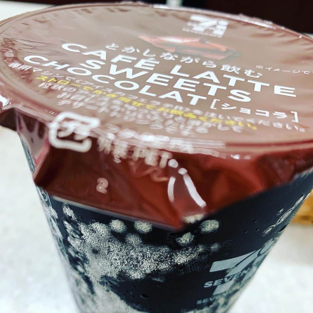 高橋ふみやさんのインスタグラム写真 - (高橋ふみやInstagram)「セブンのショコララテもう 飲みしたか？(笑) スイーツ感覚で暑い時とか ごくごく飲めます☆ ちょっと甘い物欲してる時にでも！！ 昨日はアイスコーヒーを 豪快にレジ前でこぼして萎えました(笑)  お仕事行ってきます🙇‍♂️ #セブンイレブン #ショコララテ」6月22日 7時32分 - fumiya238_t