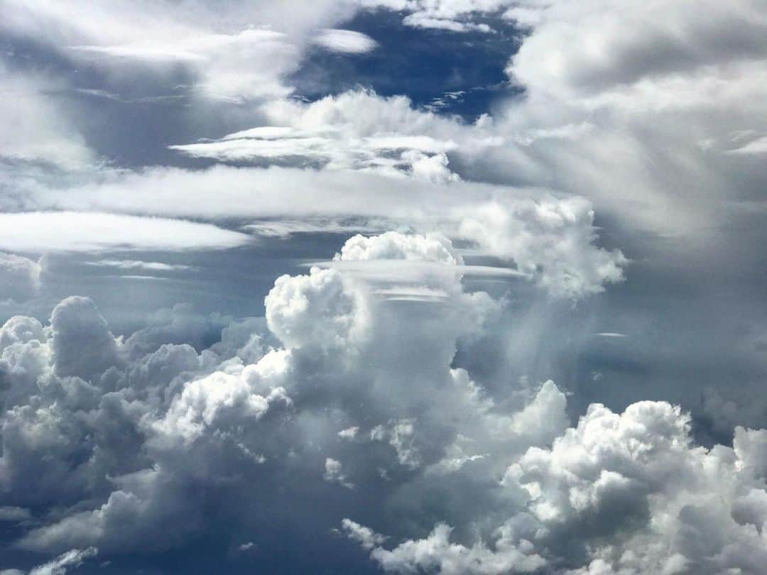 藤代冥砂さんのインスタグラム写真 - (藤代冥砂Instagram)「日食を見ようと太陽を探していた時の雲が素晴らしくて。 子供が車窓の外を魅入るかのように、ずっと写真を撮っていた。 自分がどう感じたか、ではなくて、自分は何を目の前にしたか、を伝えたくてカメラを握っている、と実感。 な、南洋上空。 #飛行機からの雲」6月22日 7時43分 - meisafujishiro