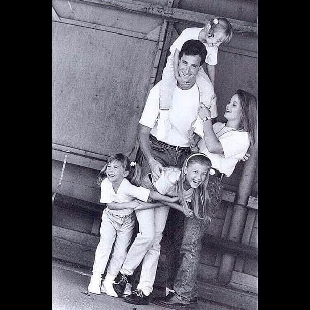 ボブ・サゲットのインスタグラム：「Will always be one of my favorite photos of my TV daughters, who, to this day, am so deeply fortunate to have as lifelong friends. #happyfathersday ❤️❤️❤️❤️」