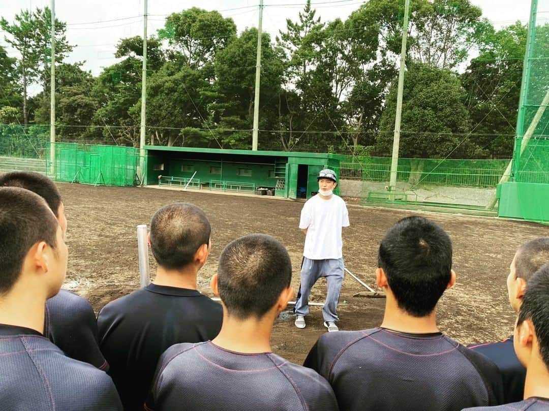 上地雄輔さんのインスタグラム写真 - (上地雄輔Instagram)「できる事、笑わせてグラウンド整備する事くらい。 #今週も #頑張ってね #横浜高校 #野球部 #全国の球児 #御父母の皆さん #高校野球関係者 #野球好きの人 #⚾️ #遊助#青炎 俺も頑張ります！！」6月22日 7時54分 - usk_kmj