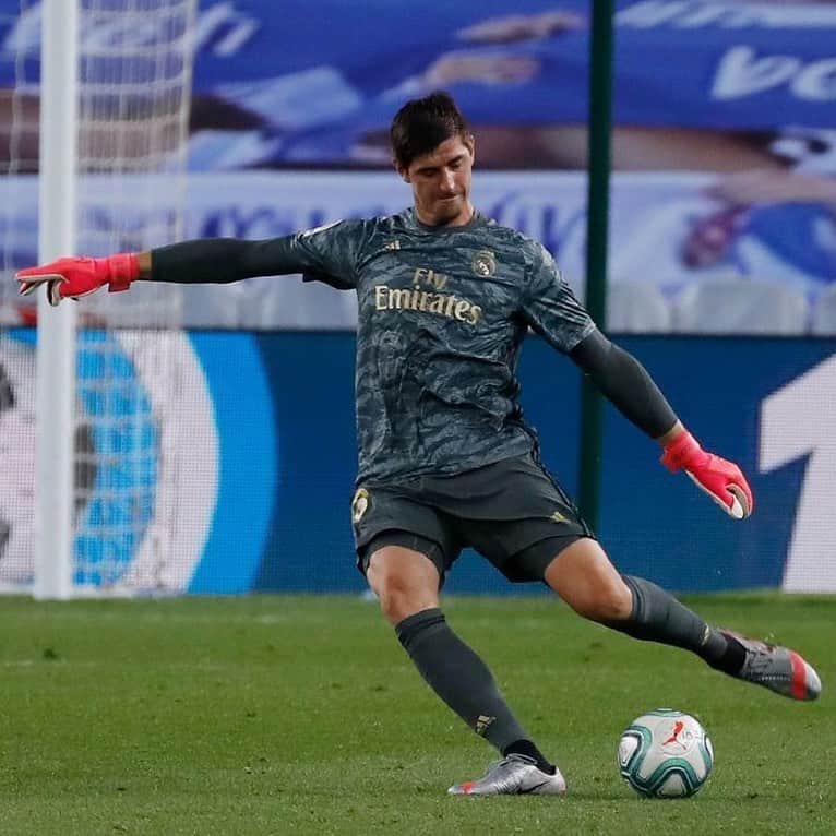 ティボ・クルトゥワのインスタグラム：「Objetivo cumplido. Hay que seguir este camino! #HalaMadrid 🤍」