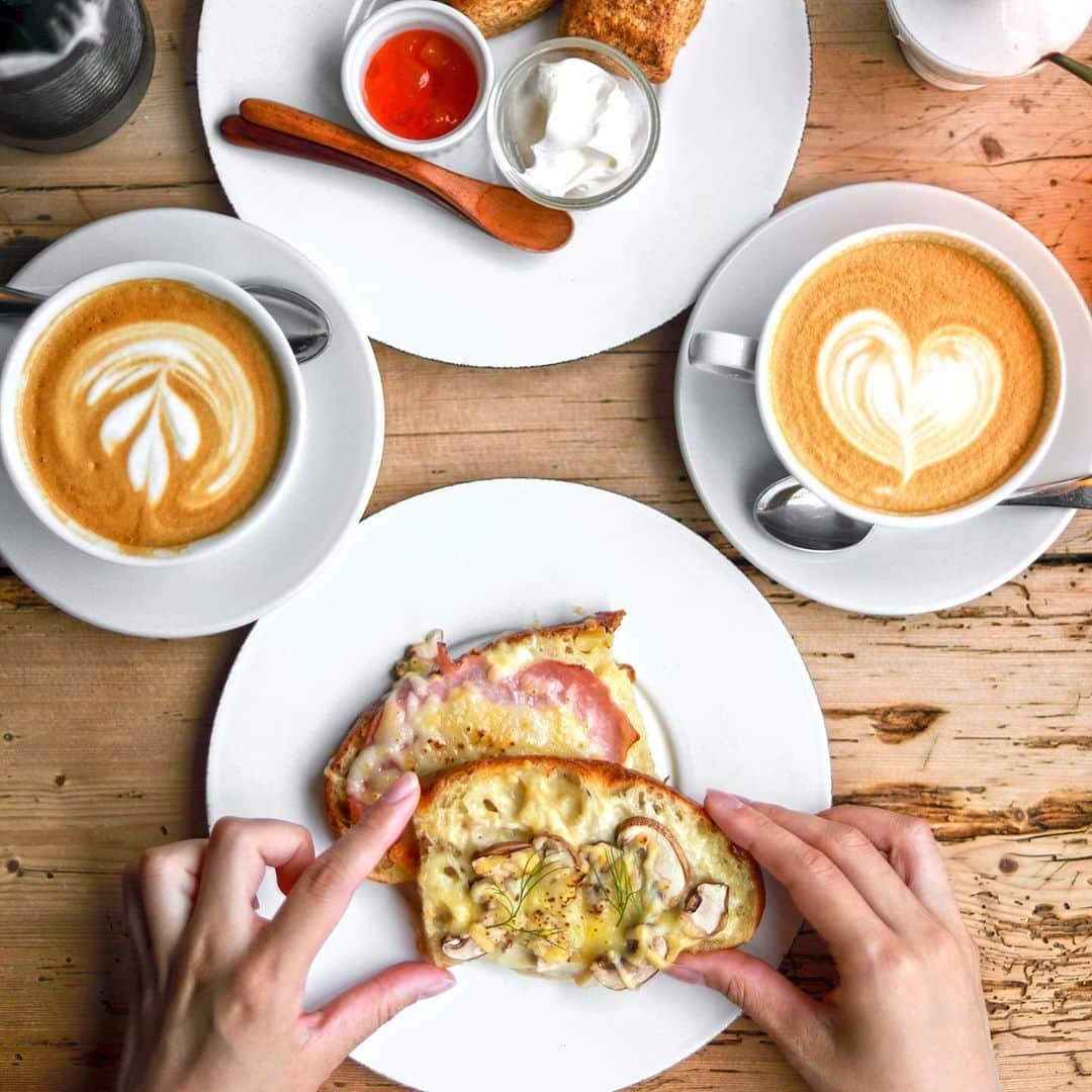きょん。さんのインスタグラム写真 - (きょん。Instagram)「. .  cafe&bar anthem @cafeandbaranthem  新たに インスタグラムの アカウントができていたことにも びっくりだけど 何より驚いたのは 10時から ブランチが始まっていたということ。  メニューは クロックムッシュと スコーン。  聖域度10割増。  #cafeandbaranthem #breakfast#coffee」6月22日 8時09分 - kyon_tokiiro