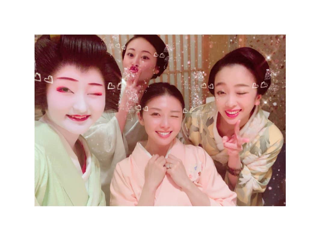 川村亜紀さんのインスタグラム写真 - (川村亜紀Instagram)「数ヶ月前のものですが、皆んなでアプリにきゃっきゃっと騒ぎながら楽しく撮っていたお写真です。 私以外は祇園甲部の芸妓さんです。 左から朋子ちゃん、私、槇子ちゃん、後ろのお茶目な女子は、まめ柳ちゃんです。  #gion #gionkoubu #geiko #kyotogeiko #kyotomaiko  #kimono #kimonocordinate #japanesekimono #japanesetradition #beautifultradition #lovekimono  #instakimono  #お着物 #お着物コーディネイト #きものコーディネート  #日本の伝統 #守るべきもの #祇園 #祇園甲部 #祇園甲部芸妓 さん  #祇園芸妓 さん  #亜紀の和装記録」6月22日 8時18分 - _aki1015_