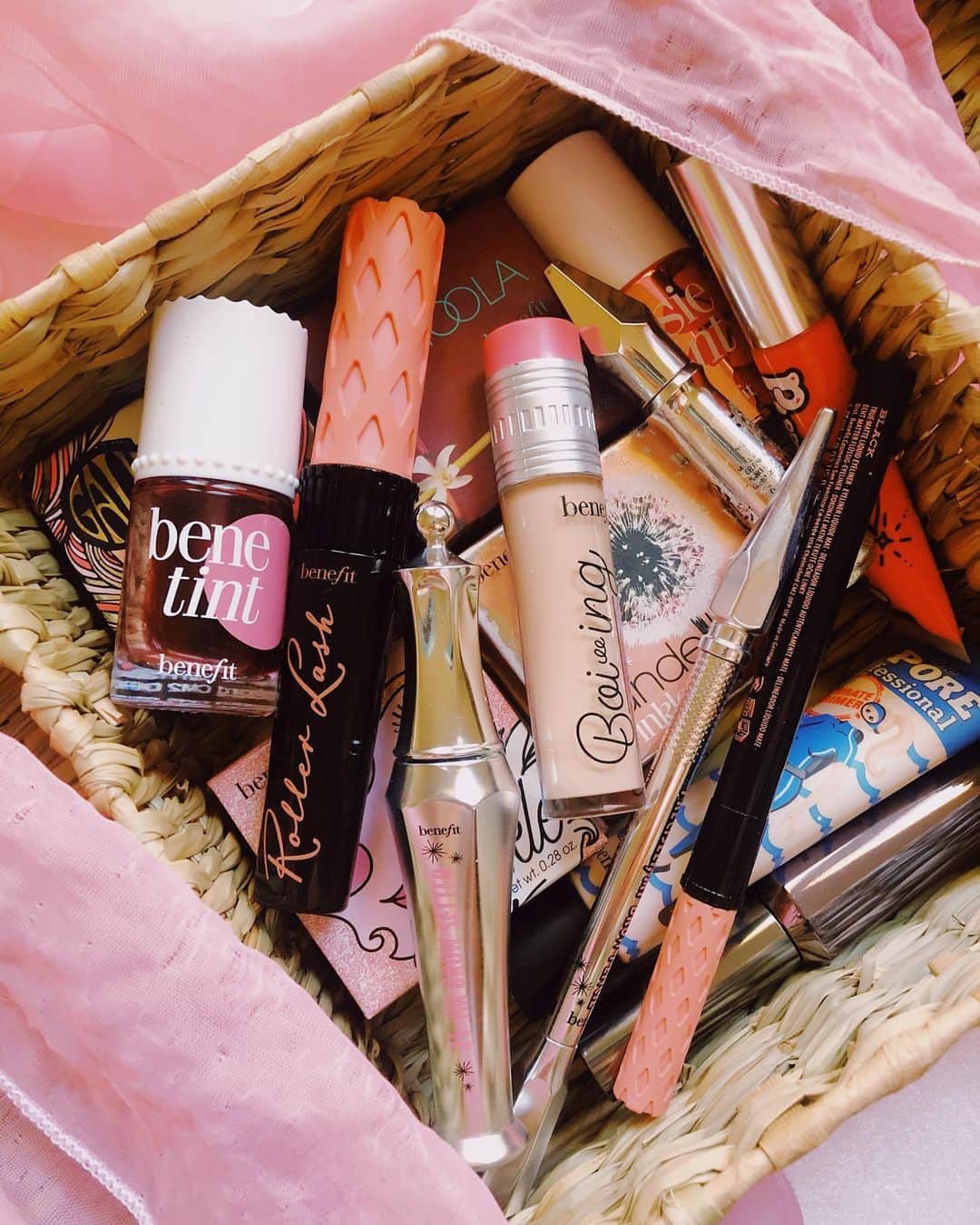 Benefit Cosmeticsさんのインスタグラム写真 - (Benefit CosmeticsInstagram)「If you could only keep 2 of these #benefit products, which 2 would you choose?! 🤔」6月22日 8時12分 - benefitcosmetics