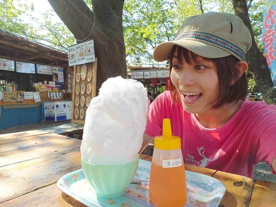 桜花さんのインスタグラム写真 - (桜花Instagram)「おはようございマウンテン🗻🍀 かき氷🍧  あっつい日に食べるかき氷。 最高峰の美味しさ🍀🍀 冷たさが浸透して すっと溶けて行く瞬間がたまらないのです🍀  たくさん食べると頭がキーンとして 口の中が冷たすぎて感覚がなくなってくる。。かき氷あるある〜🌷 これは昨年の山の日に行った陣馬山〜高尾山縦走、小仏城山にて🌷＼(^^)／ シロップかけ放題最高🗻🗻🗻🍀 #かき氷  #おはようございマウンテン #陣馬山  #高尾山  #山登り  #山歩き #morning  #goodmorning  #かき氷あるある  #小仏城山 #takao #山の日 #山の日アンバサダー」6月22日 8時13分 - mountainohka