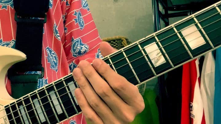 小野武正のインスタグラム：「たけまるです！﻿ ﻿ 昨日はWRONG SCALEとしさんとUNCHAIN佐藤さんの番組に出させてもらいまして、、楽しすぎて一瞬でしたね！まさか2時間もやってたとは！！笑﻿ アーカイブ残ってるので見られなかった方はYouTubeで鍵のない音楽室と検査してみてくださいませ！(*´ڡ`●)﻿ としさん発案によるらテレホンショッキング的な流れでアポ無しでBRADIOそーちゃんとtelephones＆フレンズのリョーヘーさんに電話させてもらいましたけど二人とも出てくれてありがとうございます笑﻿ ということでこの鍵のない音楽室来週のゲストはリョーヘーさん！！らしいですよみなさん！﻿ そしてわしがこの番組のジングル作る事になりました、嬉しい、けどわしラジオ聴いてる人はわかると思うけどクソダサイのしか出来ない気しかしないけど大丈夫かな。。🥺﻿ それにしても放送終了後も盛り上がって更に1時間ZOOM呑みしてしまったのでまたしてもワイン一本空けてしまいました。。やはり身体が重い。。のみすぎ注意です。わしさん。。﻿ ﻿ さて今日はコアファンが多いと定評のKEYTALKのアーカンザスのAメロです！﻿ 特別今回は譜面も公開したいと思います..!!﻿ ﻿ とゅっとゅ、とゅっとゅ、とゅーるとゅるとゅるとゅるとゅ！﻿ とゅーてぃ、とゅーてぃ、とゅーてぃ、とゅーうてぃてぃてぃ﻿ ﻿ ぇりがとうごじゃいます。(17歳の時のももクロ百田さん風感謝の挨拶)﻿ ﻿ あ！せや！昨日発表になったのですが先日わしが初めてプロデュースの仕事するよーっていう話を解禁されました！﻿ 過去に二回よかよかダンスとBDMという曲を提供させて頂きました博多のアイドルばってん少女隊にまたまた曲提供する流れで一曲丸々プロデュースもする事が決まりましたー！わーい！☺️﻿ 今回全編わしもギターで参加してるのはもちろんの事﻿ ドラムはAlaska JamやMop of Head、向井太一くんでドラムを叩いてる3104にお願いして﻿ ベースはZANTOや下北沢ギタリスト会でもベースを弾いてるミトイチさんにお願いしました！﻿ 激アツグルーヴが蠢いてます。﻿ 曲名は夏100万個分詰め込んだサマーチューンという事でMILLION SUMMERSといいます。ミリオンサマーじゃなくてミリオンサマーズ、複数形です！さまぁ〜ずと一緒かよ！！もやもやさまぁ〜ず好きです。﻿ また話が飛んでもぉた、これけら歌録りとミックスがあるのですがかなりオモロイ感じになりそうなのでお楽しみにʕ•̫͡•ོʔ•̫͡•ཻʕ•̫͡•ʔ•͓͡•ʔ✨﻿ ﻿ さあいっぱいお話ししたのでアーカンザスの背景に紛れようと思います！wsnr!﻿ ﻿ #わしつなぎ﻿ #keytalk﻿ #wrongscale  #unchain #げそわな #ばってん少女隊 #ばっしょーちゃん5周年おめでとうございます🎉 #無くしたわし情をワッシャに乗せて﻿ #フォーキーたけまさの化粧動画﻿ #フォーキーたけまさスパチャで家賃稼ぐ」