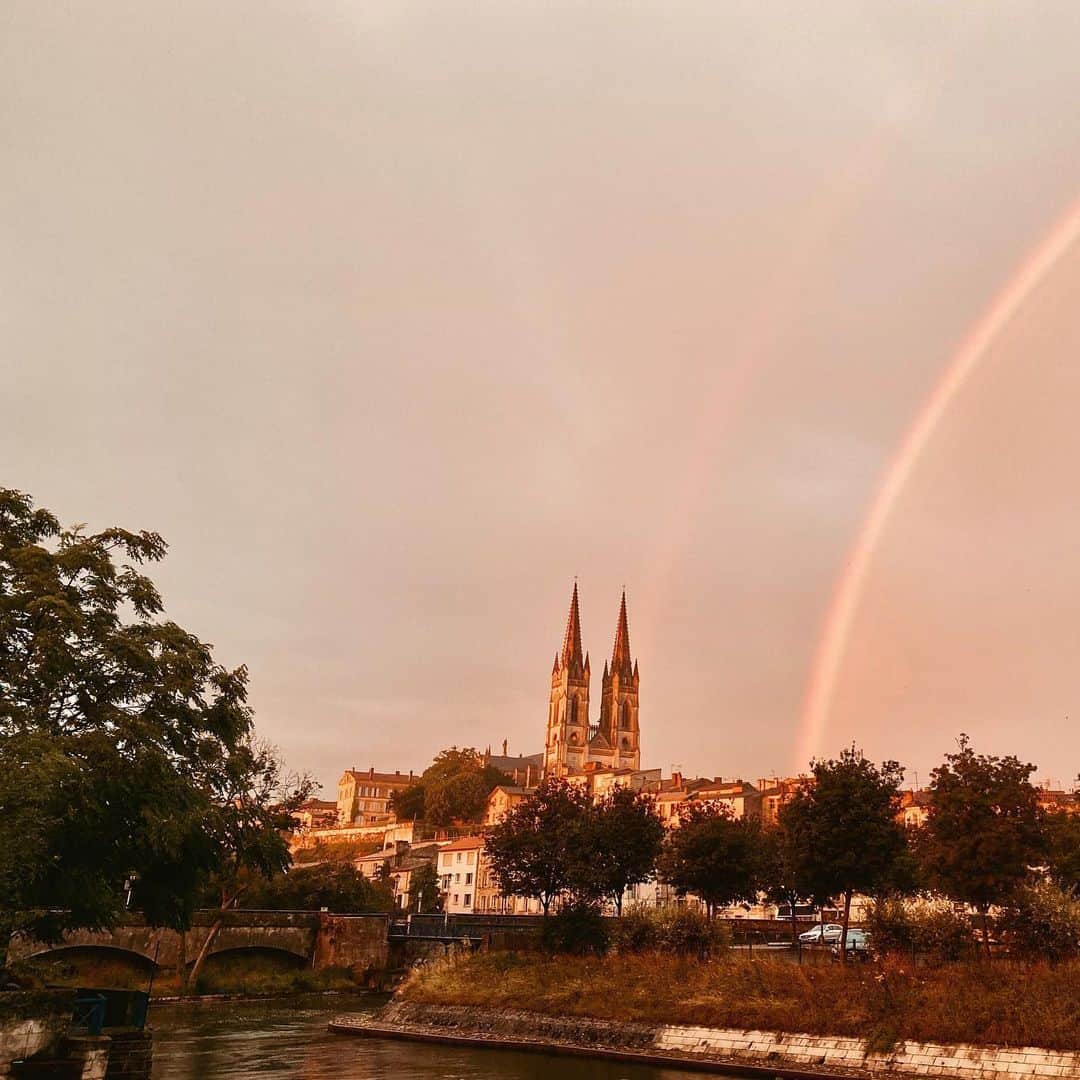 カロリーヌ・ド・メグレのインスタグラム：「Niort 🌈💕🇫🇷」