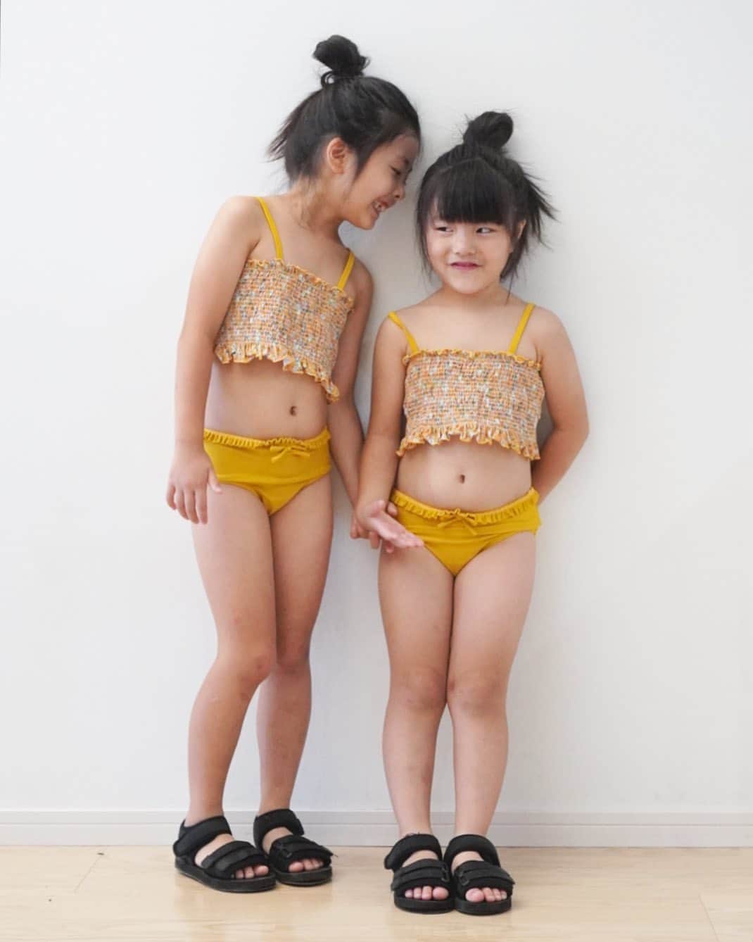 mocchiのインスタグラム：「2020.06.22 おはようございます🌞 ・ ・ 今年コロナで水着着れるかなーって思いつつも 可愛すぎてポチッたやつ♥️ ・ ・ お家プールとかで水遊びの時に着れたらいーな🥺 ・ ・ それにしても、こっちゃんムチムチ😂 最近ちょっと減量させようと少しだけ食事量を制限してるwww ・ おやつを土日だけにしただけだけどw ・ ・ 2歳差なのに体重が2キロしか変わらないwww ・ ・ ・ こっちゃん。頑張ろうね😂 ・ ・ ・ #ブランシェス#branshes#ブランシェスコーデ #水着#キッズコーデ」