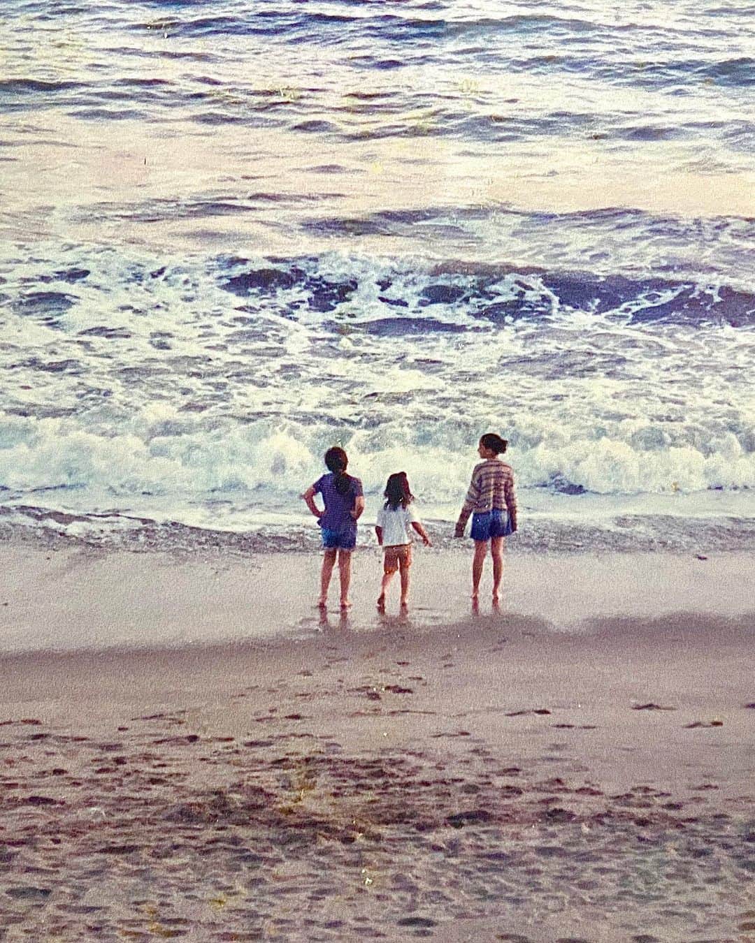 ボブ・サゲットのインスタグラム：「I had no idea I was a good Dad until my three daughters became the strong beautiful young women they’ve become. Although when this was taken when they were 4, 7,  and 9, I was hoping I’d be a good dad, but I was only learning. So damn proud of them.」