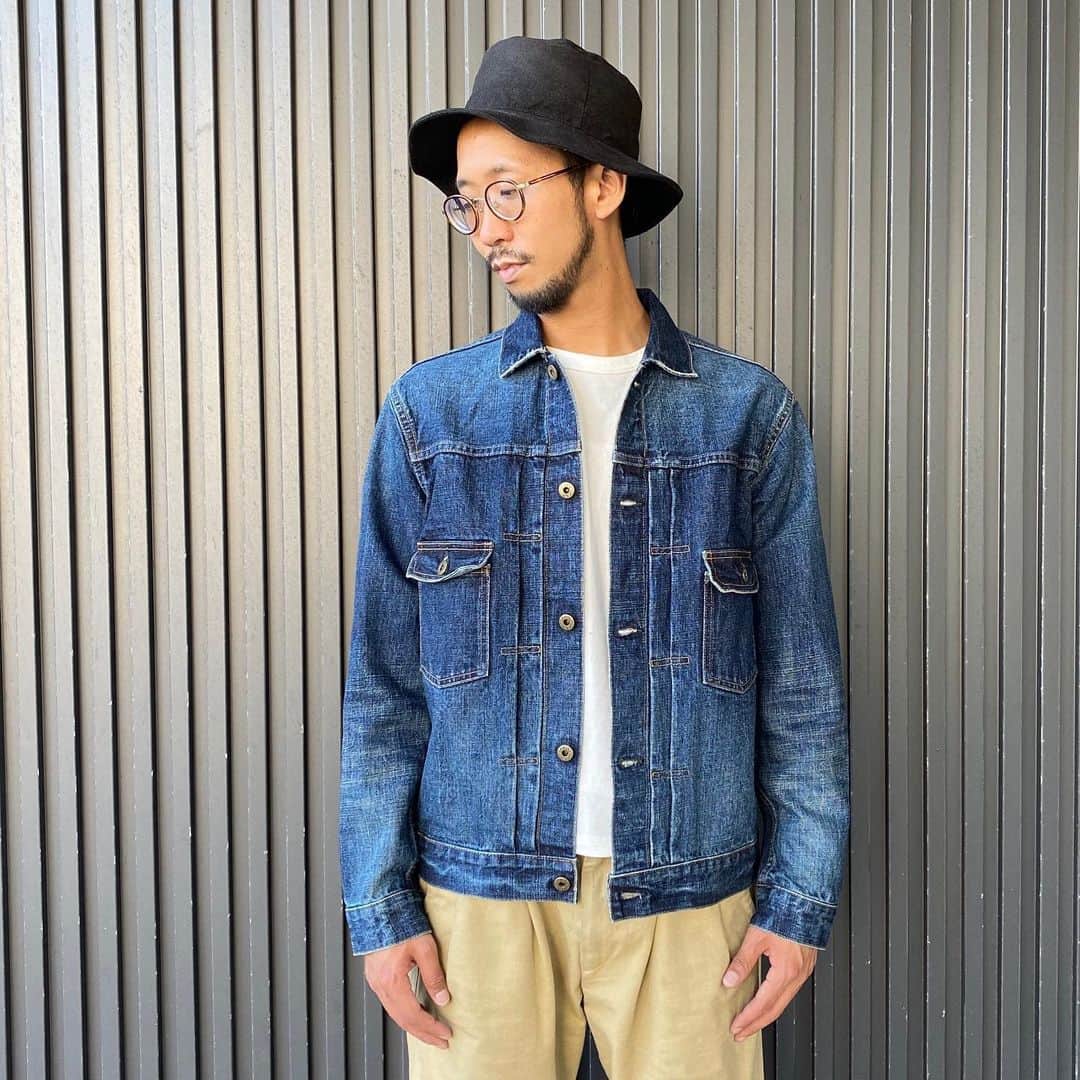 Japanblue Jeansさんのインスタグラム写真 - (Japanblue JeansInstagram)「New item⁣⁣⁣⁣ ⁣⁣⁣⁣ 16.5oz Côte d'Ivoire cotton⁣⁣⁣⁣ selvedge aging jacket⁣⁣⁣⁣ ⁣⁣ No. J386621⁣⁣ color FID⁣⁣ size. 36, 38, 40, 42, 44⁣⁣ ⁣⁣⁣⁣ model / 176cm / 58kg⁣⁣⁣⁣ ⁣⁣⁣⁣ [size 36]⁣⁣ page①⁣⁣ feel tight. a bit hard to close the button.⁣⁣⁣⁣ ボタンを閉めるのが少しキツいです。⁣⁣⁣⁣ ⁣⁣⁣⁣ ⁣ [size 38] ⁣⁣page②⁣⁣ exactly his size. amekaji-style⁣⁣⁣⁣ アメカジっぽい、ぴったりサイズ。⁣⁣⁣⁣ ⁣⁣⁣⁣ ⁣ [size 40]⁣⁣ page③⁣⁣ relax sizing.  there is enough space to wear the sweater inside the jacket⁣⁣⁣⁣ イマドキっぽいゆったりサイズ。中にスウェットを着る余裕があります。⁣⁣⁣⁣ ⁣⁣⁣⁣ ⁣ [ size 42 ] ⁣⁣page④⁣⁣ big... too big...⁣⁣⁣⁣ 大きいのでバランスが難しいです。⁣⁣⁣⁣ ⁣⁣⁣⁣ ⁣ [ size 44 ] ⁣⁣ page⑤⁣⁣ super big!! but, possible! he loves this size best!!⁣⁣⁣⁣ こんな着こなしも可能です！⁣⁣⁣⁣ ⁣⁣⁣⁣ coming soon...⁣⁣⁣⁣ 近日中にリリースです。⁣⁣⁣⁣ ⁣⁣⁣ ⁣⁣⁣⁣ #japanbluejeans #japanblue #jeans #japanesedenim #denim #madeinjapan #factory #selvedge #okayama #児島 #denimjacket #🇨🇮 #agingjacket」6月22日 19時27分 - japanbluejeans
