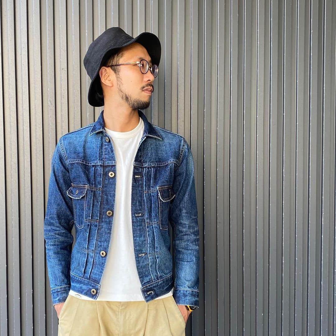 Japanblue Jeansさんのインスタグラム写真 - (Japanblue JeansInstagram)「New item⁣⁣⁣⁣ ⁣⁣⁣⁣ 16.5oz Côte d'Ivoire cotton⁣⁣⁣⁣ selvedge aging jacket⁣⁣⁣⁣ ⁣⁣ No. J386621⁣⁣ color FID⁣⁣ size. 36, 38, 40, 42, 44⁣⁣ ⁣⁣⁣⁣ model / 176cm / 58kg⁣⁣⁣⁣ ⁣⁣⁣⁣ [size 36]⁣⁣ page①⁣⁣ feel tight. a bit hard to close the button.⁣⁣⁣⁣ ボタンを閉めるのが少しキツいです。⁣⁣⁣⁣ ⁣⁣⁣⁣ ⁣ [size 38] ⁣⁣page②⁣⁣ exactly his size. amekaji-style⁣⁣⁣⁣ アメカジっぽい、ぴったりサイズ。⁣⁣⁣⁣ ⁣⁣⁣⁣ ⁣ [size 40]⁣⁣ page③⁣⁣ relax sizing.  there is enough space to wear the sweater inside the jacket⁣⁣⁣⁣ イマドキっぽいゆったりサイズ。中にスウェットを着る余裕があります。⁣⁣⁣⁣ ⁣⁣⁣⁣ ⁣ [ size 42 ] ⁣⁣page④⁣⁣ big... too big...⁣⁣⁣⁣ 大きいのでバランスが難しいです。⁣⁣⁣⁣ ⁣⁣⁣⁣ ⁣ [ size 44 ] ⁣⁣ page⑤⁣⁣ super big!! but, possible! he loves this size best!!⁣⁣⁣⁣ こんな着こなしも可能です！⁣⁣⁣⁣ ⁣⁣⁣⁣ coming soon...⁣⁣⁣⁣ 近日中にリリースです。⁣⁣⁣⁣ ⁣⁣⁣ ⁣⁣⁣⁣ #japanbluejeans #japanblue #jeans #japanesedenim #denim #madeinjapan #factory #selvedge #okayama #児島 #denimjacket #🇨🇮 #agingjacket」6月22日 19時27分 - japanbluejeans