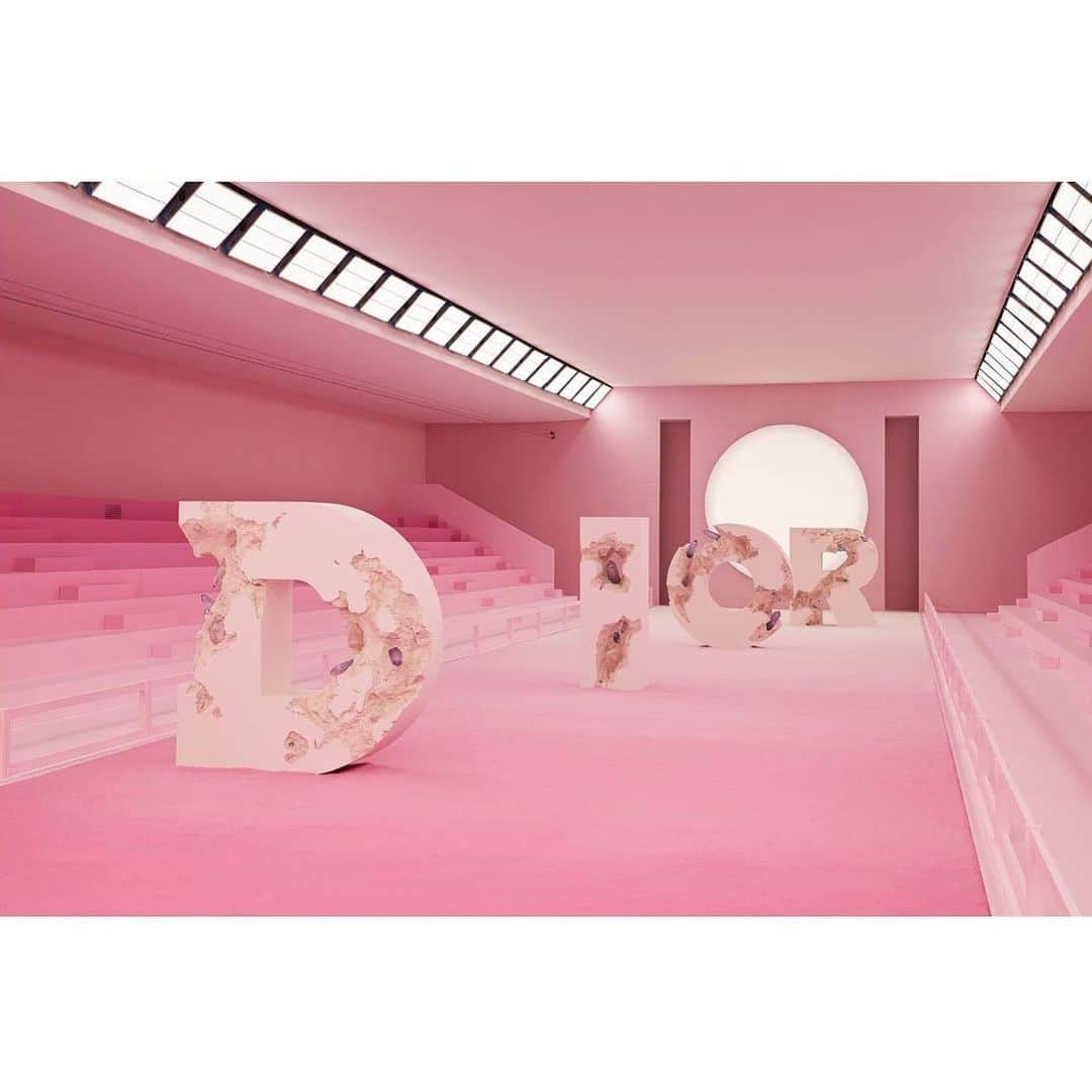 キム・ジョーンズのインスタグラム：「One year ago today ....now working on looks and fittings for Summer 2021 @dior」