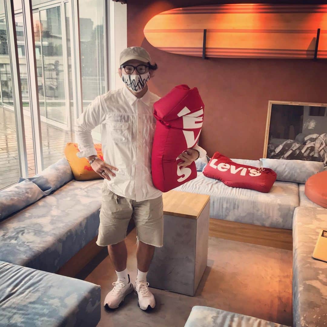 宇野薫のインスタグラム：「Levi's®のステキなお部屋にお邪魔させていただきました！  #levis #levisjapan #levisfenom  #levisbige #リーバイス #リーバイスジャパン #リーバイスフェノム #ビックE #宇野薫 #宇野薫のテーマがありすぎコーディネート」