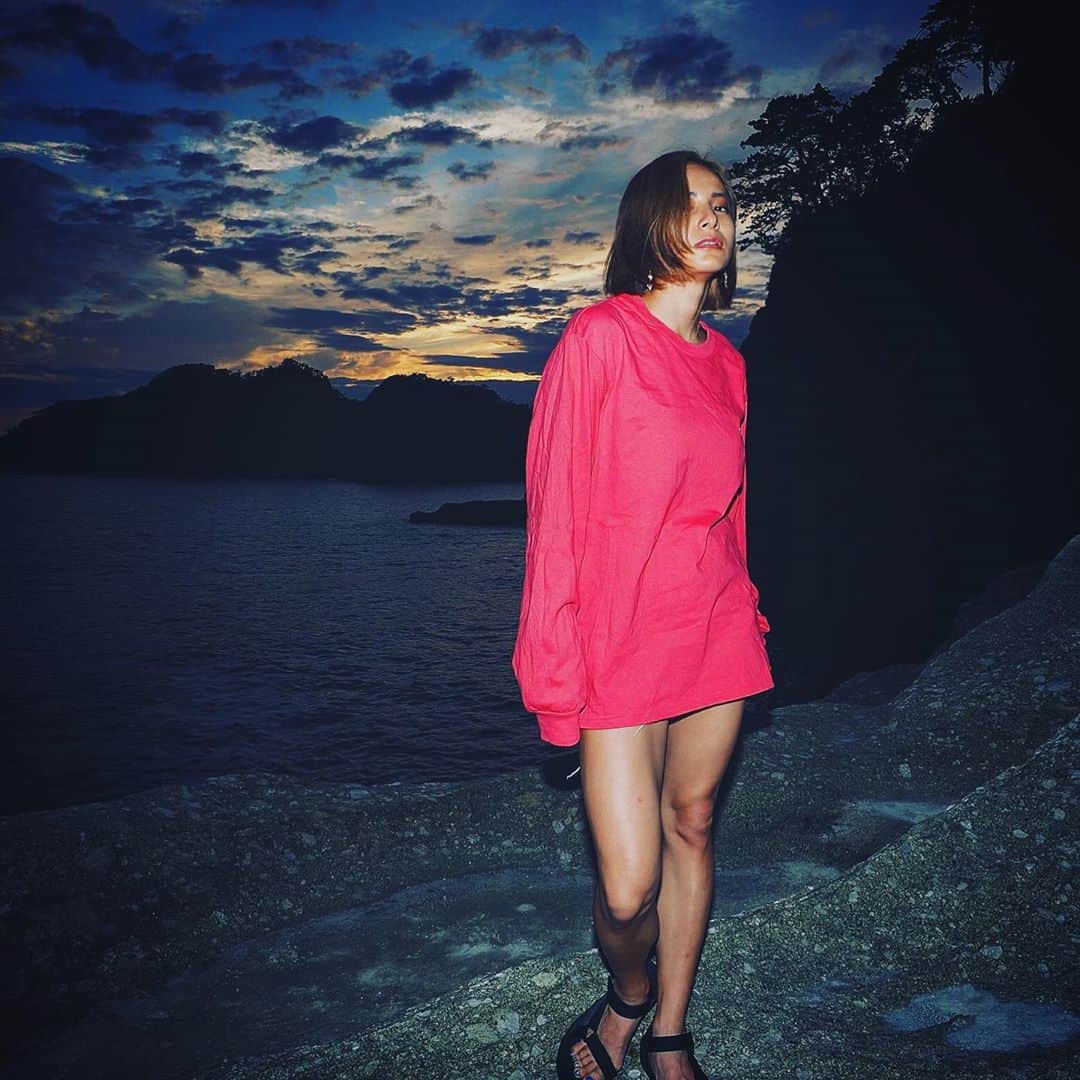 佐野千晃さんのインスタグラム写真 - (佐野千晃Instagram)「MORUGIのどピンクロンTめっかわ🤪﻿ ﻿ 夕日にこんなどピンク合わせるのあたしぐらいwww﻿ ﻿ ショーパン大好きなんだけどいくつまで履くのを許されるかな←﻿ ﻿ アラサーが足だしてごめんなさい←﻿ ﻿ #ooted #fashion #girl #ファッション #コーデ #morugi #夕日 #ピンク #ショート #shooting #shoot #camera #work #model #撮影 #写真 #写りだけは良い #仕事 #好き #仕事依頼 #受付 #作品撮り #作品撮りモデル #モデル #サロンモデル #カメラマンさん募集 #カメラマン #カメラマンさんと繋がりたい #作品どり」6月22日 19時28分 - sanochiaki810