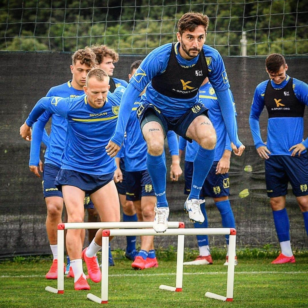 ACキエーヴォ・ヴェローナさんのインスタグラム写真 - (ACキエーヴォ・ヴェローナInstagram)「🔋Batterie ricaricate: inizia la settimana di @acchievoverona - @acspezia! 💛💙 #ForzaChievoSempre! #ChievoVerona #Chievo #Campionato #allenamenti #football #training #recharge #battery #serieb #chievospezia #together #jump」6月22日 19時29分 - acchievoverona