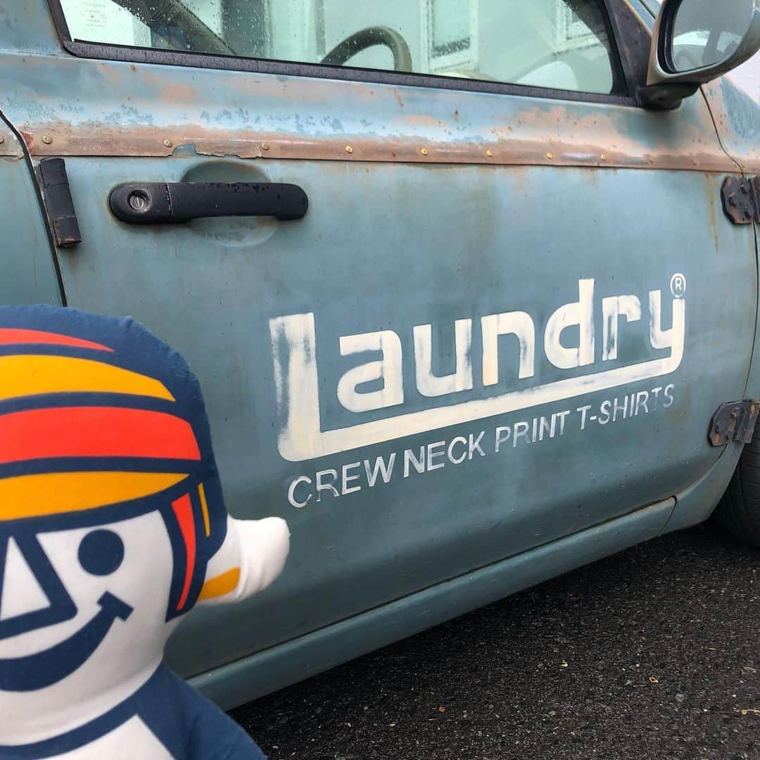 Laundry ランドリーさんのインスタグラム写真 - (Laundry ランドリーInstagram)「. . #20200619 #BOYくんとおでかけ . . Laundryの商品がたくさん置いてある倉庫へ！ しっかり作業もお手伝いして、外にはなんと！ Laundry carが🚗 ³₃！ すごくレアものらしいです。。。 見たことある人いますか……？？ . . . #laundry038 #laundry #ランドリー #BOYくん #おでかけ #車 #ドライブ #したいな #ナンバープレート #を #隠す #高等テクニック #笑 #社会見学 #みたいな #楽しかった」6月22日 17時57分 - laundry_official