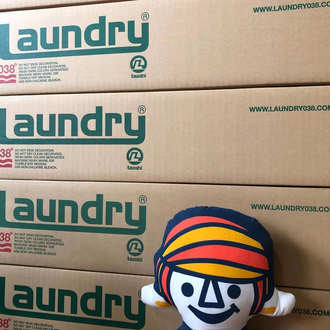 Laundry ランドリーさんのインスタグラム写真 - (Laundry ランドリーInstagram)「. . #20200619 #BOYくんとおでかけ . . Laundryの商品がたくさん置いてある倉庫へ！ しっかり作業もお手伝いして、外にはなんと！ Laundry carが🚗 ³₃！ すごくレアものらしいです。。。 見たことある人いますか……？？ . . . #laundry038 #laundry #ランドリー #BOYくん #おでかけ #車 #ドライブ #したいな #ナンバープレート #を #隠す #高等テクニック #笑 #社会見学 #みたいな #楽しかった」6月22日 17時57分 - laundry_official