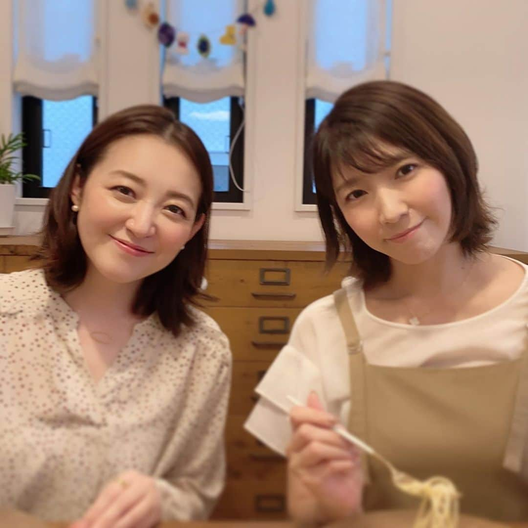 瀬奈じゅんさんのインスタグラム写真 - (瀬奈じゅんInstagram)「﻿ ﻿ ﻿ 昨日は２回目のリモートお茶会クッキングバージョンでした。﻿ またまた彩乃先輩にご降臨頂き、皆様と楽しいひとときでございました。﻿ ありがとうございました！﻿ ﻿ 今回はクオリティーをあげるべく、パソコン・iPad・iPhone、そして手元を写す彩乃カメラを駆使し、繋ぎのBGMまで…。﻿ パソコン全く使えない昭和な女、各地からリモートで協力してくれたスタッフの指示のもと、頑張りました。﻿ ﻿ 先輩…汗だくで顔テカテカになりながら…ありがとう。﻿ ﻿ ３回目はあるのか…そして先輩はまたご降臨下さるのか…。﻿ ﻿ 乞うご期待。﻿ ﻿ ﻿ #リモートお茶会　﻿ #クッキング　﻿ #レモンクリームパスタ　﻿ #昭和な女達　﻿ #彩乃かなみ さん﻿ #瀬奈じゅん　﻿」6月22日 18時01分 - junsena_official