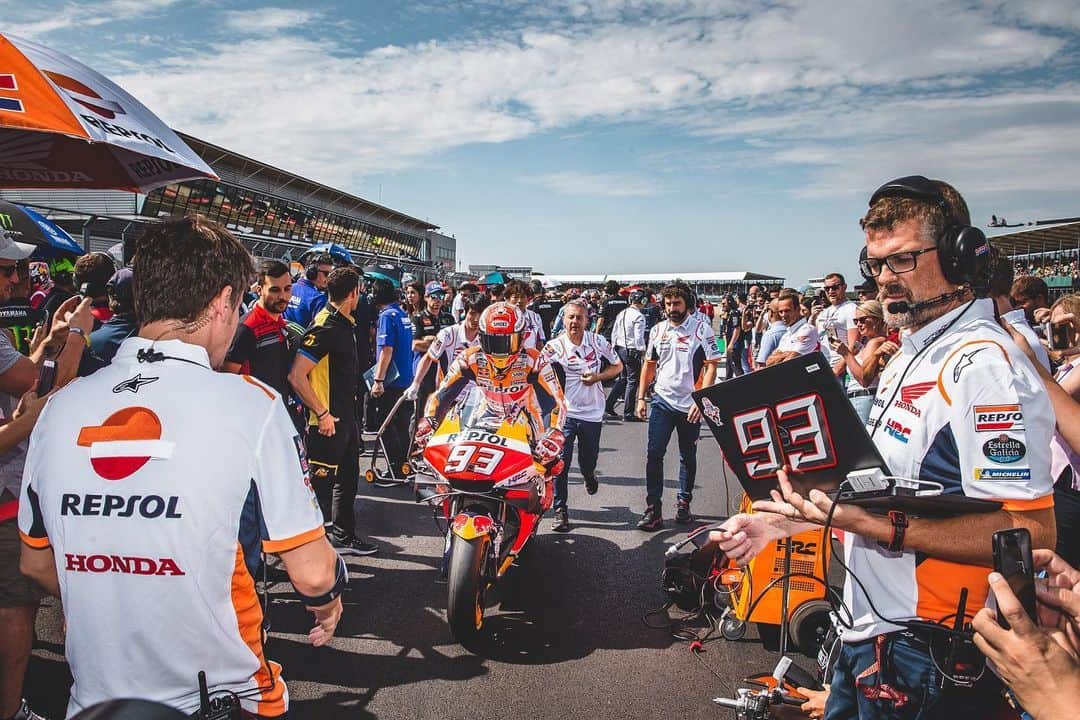 レプソル・ホンダのインスタグラム：「Coming into a new week with new challenges, lessons and learnings. But the same objective. ⠀⠀⠀⠀⠀⠀⠀⠀⠀ #MotoGP #MM93 #MarcMarquez #Racing #Repsol #Honda #Racing #RepsolHonda #HRC #RC213V #ThePowerOfDreams #Racing #Motorcycle #Team #OneHeart」