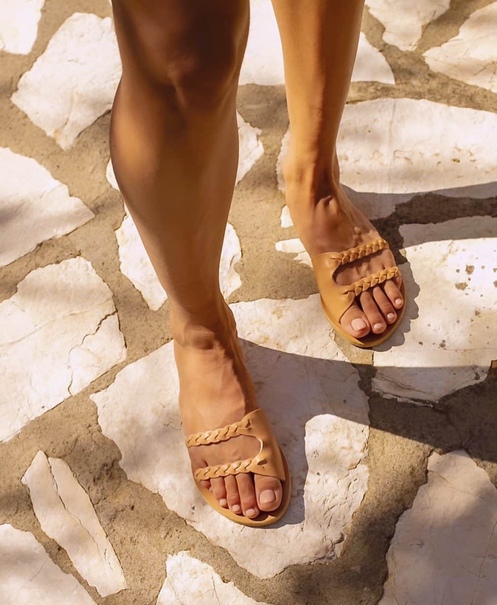 アンシャングリークさんのインスタグラム写真 - (アンシャングリークInstagram)「Slide into the effortless Ieria Braids sandals ☀️☀️☀️#AncientGreekSandals #HandmadeInGreece」6月22日 18時11分 - ancientgreeksandals