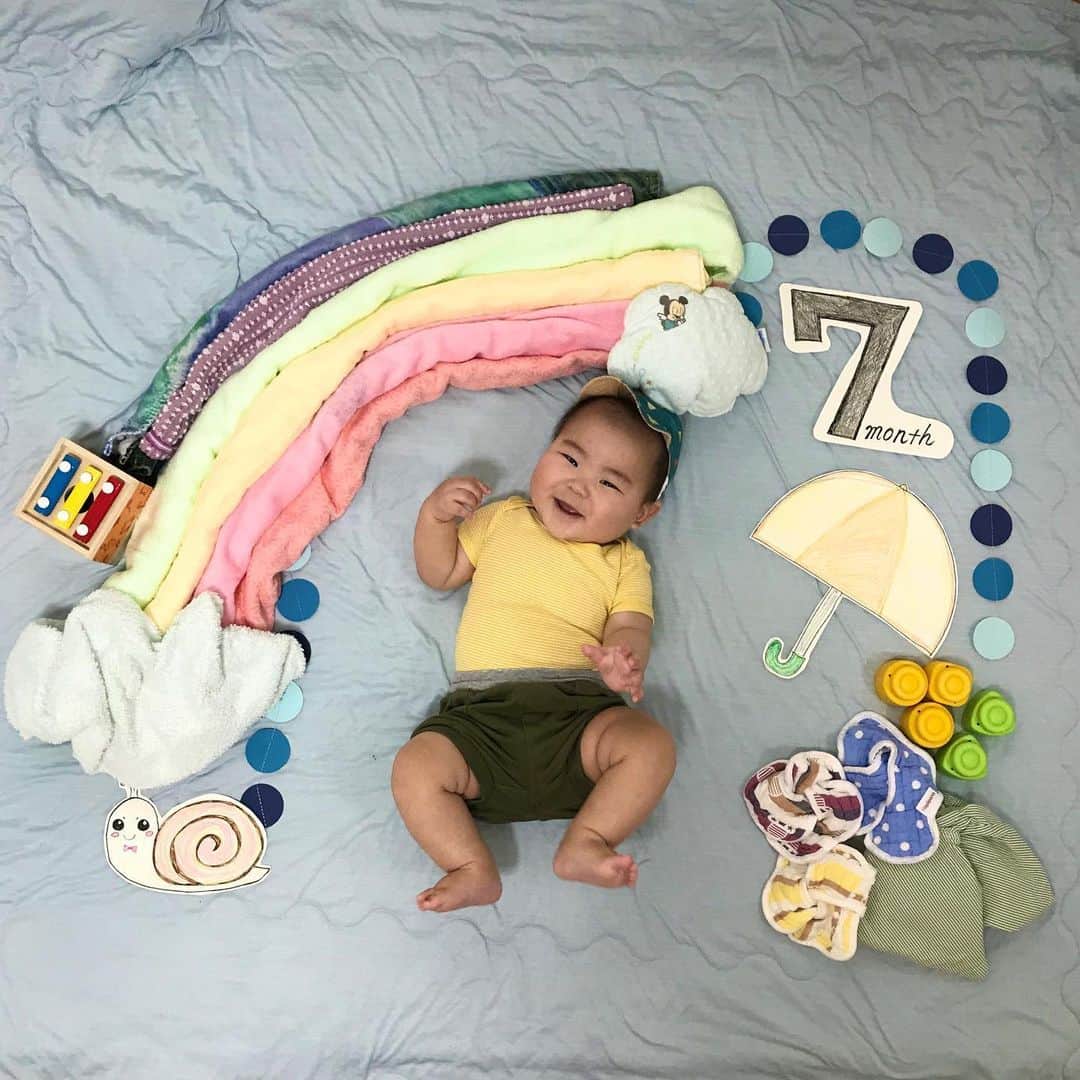 のインスタグラム：「7ヶ月記念📷✨ いつも可愛くてありがとう👶💕 最近姿が見えないと泣くようになってきて、可愛いけど何もできなくて真剣に困る😭💔 寝相アートはタオルや服で頑張って虹と紫陽花作ったけど、めんどくさくなって結局、画用紙にイラストを書くというチートしました。笑  #男の子ベビー #男の子ママ #男の子 #7ヶ月ベビー #babyboy #7monthsbaby #親バカ部ig_baby  #親バカ部 　#0歳　#新米ママ　#ベビー　#成長記録　#育児記録　#息子　#乳児 #赤ちゃん #赤ちゃん写真 #こそだてぐらむ #赤ちゃんのいる生活 #寝相アート #月齢フォト #ムーニーちゃんおめでとう」