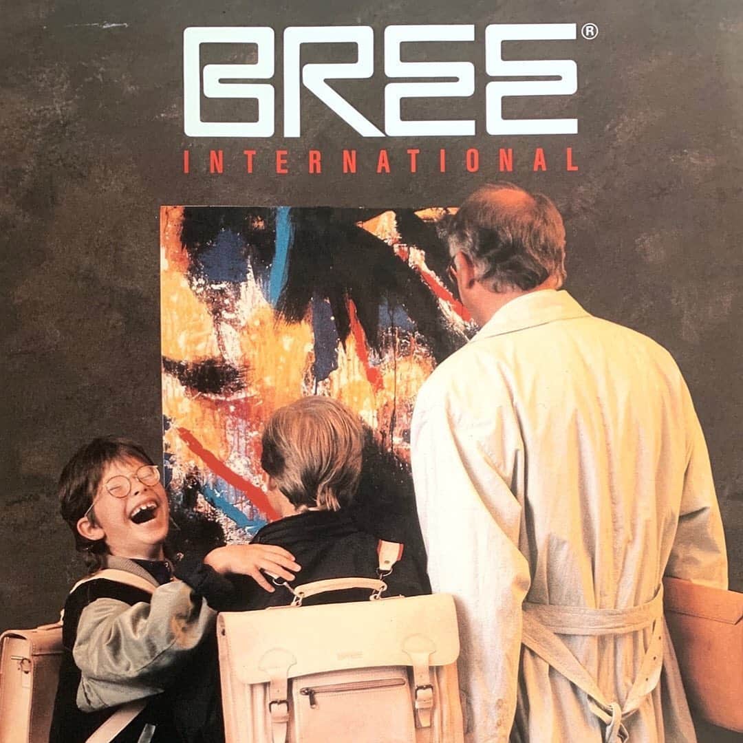 ブリーさんのインスタグラム写真 - (ブリーInstagram)「Throwback how a campaign visual looked like in 1990: We found this old picture and just love it, how cute is this dad with his boys, all wearing  natural leather satchels! . . . #throwback #breesince1970 #madetomakeadifference #breevolution #handbags #leatherbags #purequality #purefashion #sustainablefashion」6月22日 18時14分 - breesince1970