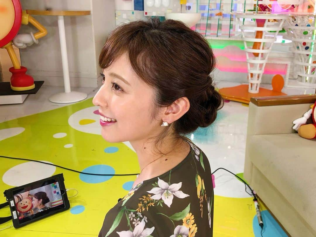 久慈暁子さんのインスタグラム写真 - (久慈暁子Instagram)「* YouTubeにて 梅雨の時期にぴったり 自分でできる まとめ髪ヘアアレンジ ご紹介しました💐☂️ のぞいてみてください☻ * https://youtu.be/4RAOZpmn7J4 * #ヘアアレンジ #まとめ髪 #くるりんぱアレンジ　 #梅雨 #くせ毛だから梅雨大変 #わりと綺麗にできた」6月22日 18時16分 - kuji_akiko