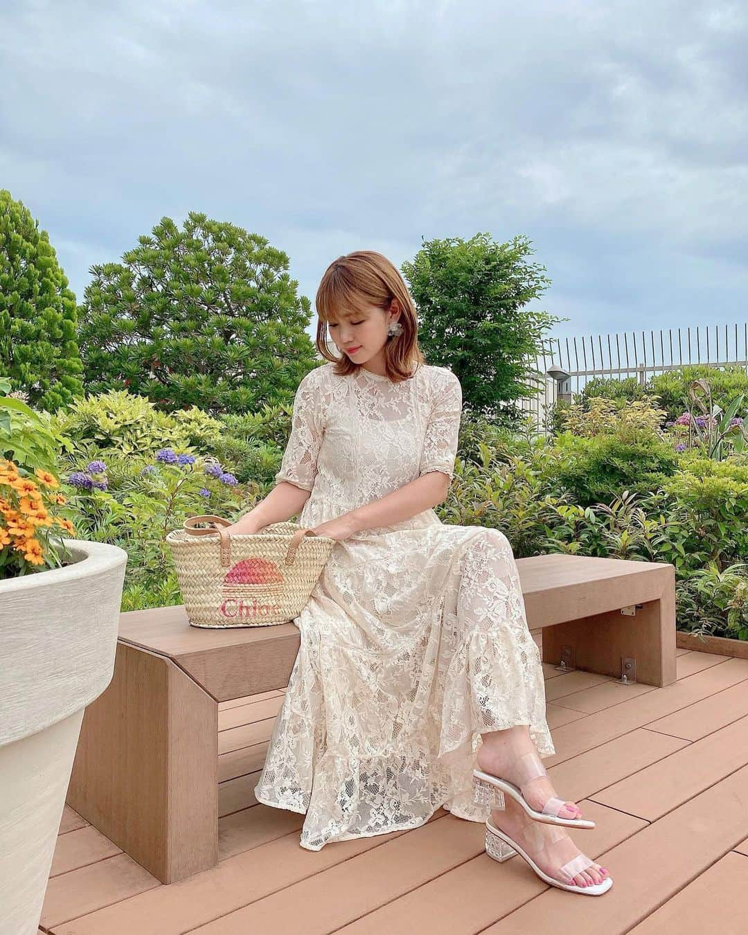 河内麻沙美さんのインスタグラム写真 - (河内麻沙美Instagram)「#👡 ． ． 昨日は天気が良かったので、 @hanul_store のクリアサンダルでお出かけ🥰 子供連れて3ヶ月以上ぶりに電車乗ったよ🙌 クリアサンダルってやっぱり可愛い💗 ヒール部分もキラキラしててお気に入り❤️ そして歩きやすい🥺💕 ． 今年の夏はたくさーん履いちゃうな〜😚🌈 ． #hanul#透け感コーデ#ママコーデ#ママファッション#ママ#２児ママ#屋上#ファッション#今日のコーデ#クリアサンダル#mamagirl#ootd#fashion#coordinate」6月22日 18時22分 - masamikouchi